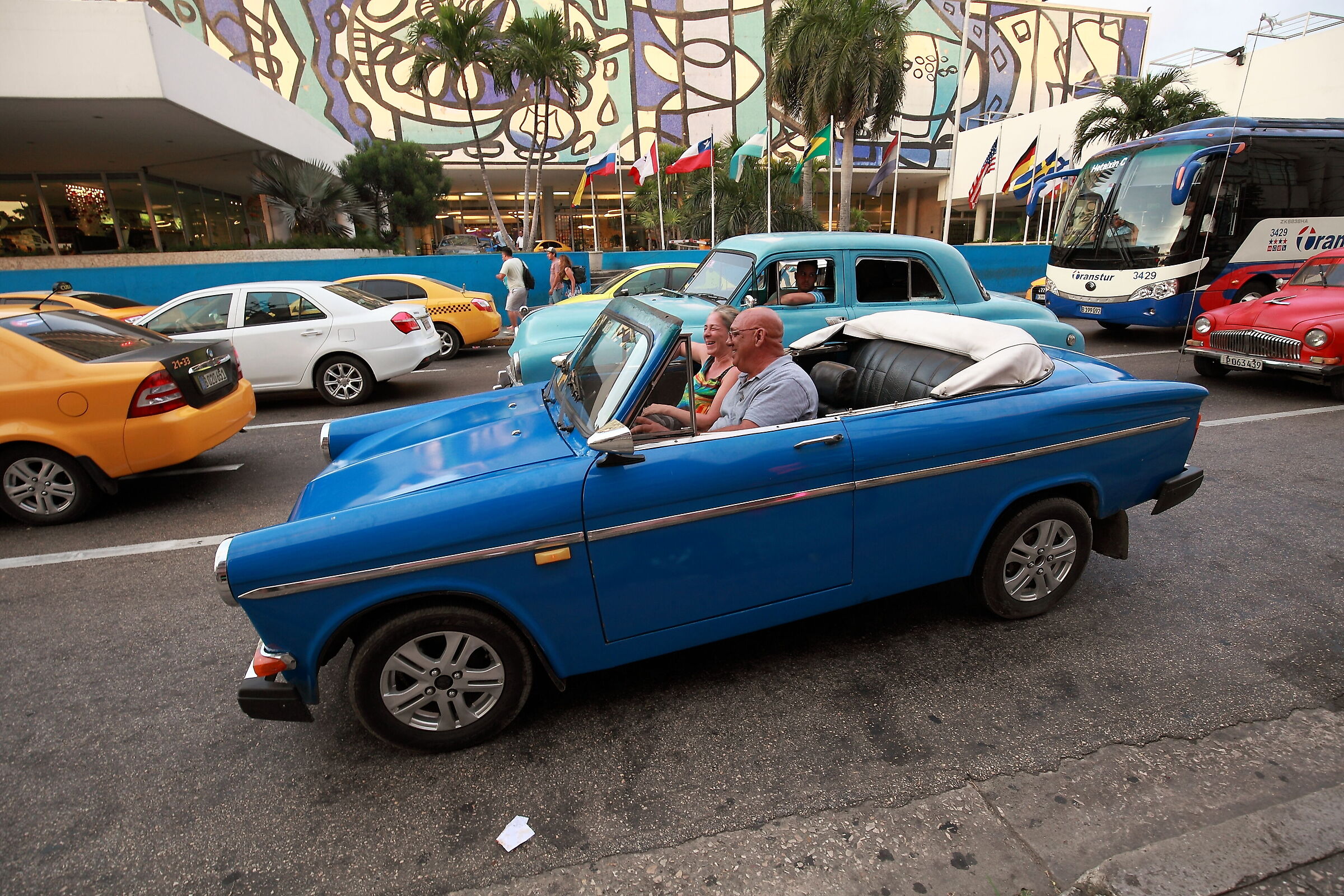 ... felicidad en un descapotable.