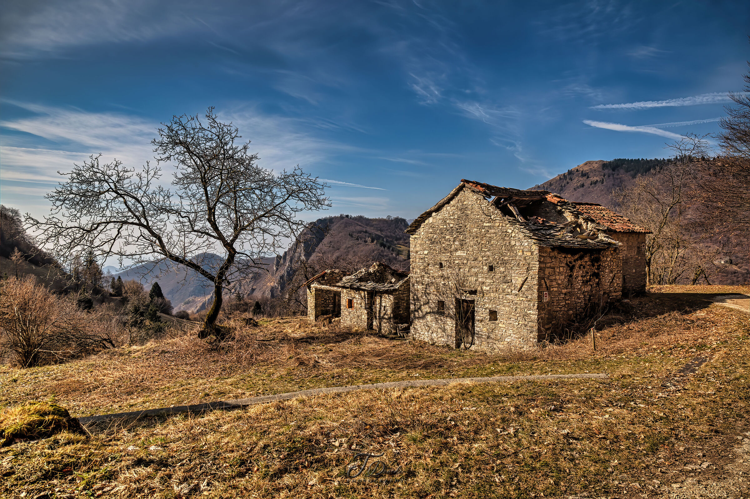 Abandoned farmhouse above Passo San Boldo