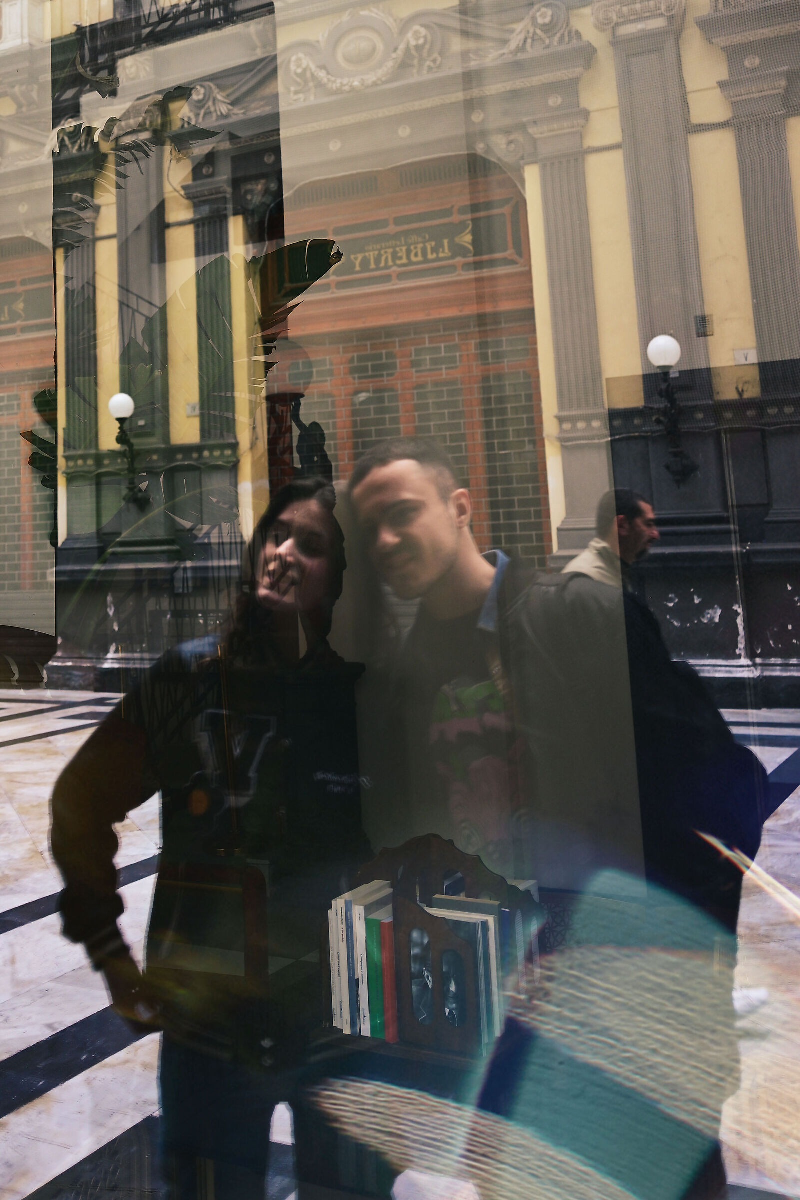 Napoli ..In Galleria Principe di Napoli.Due fidanzatini