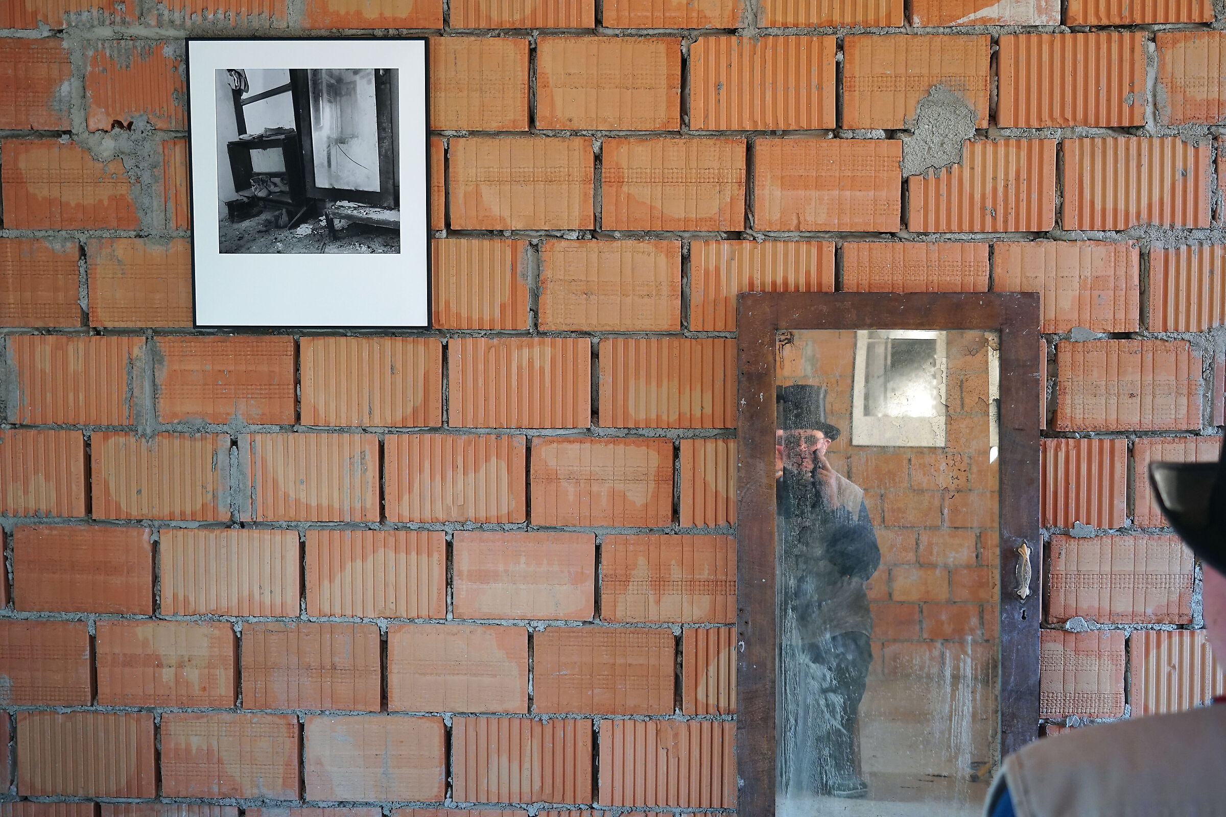 Between portrait and theatre