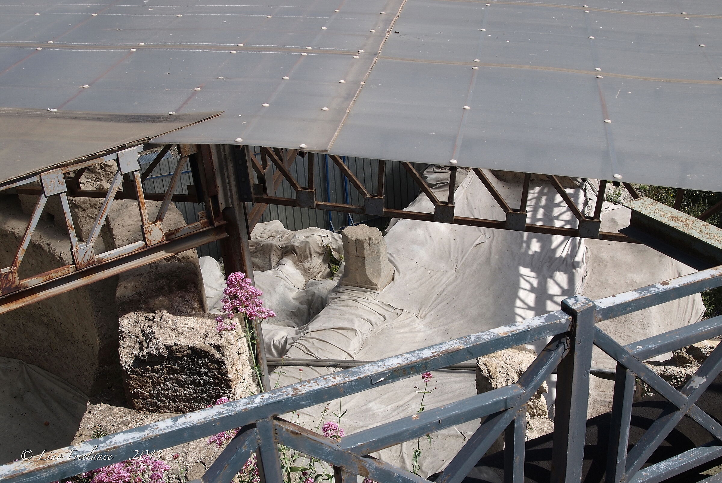 E poi, sbucavano salottini Romani.