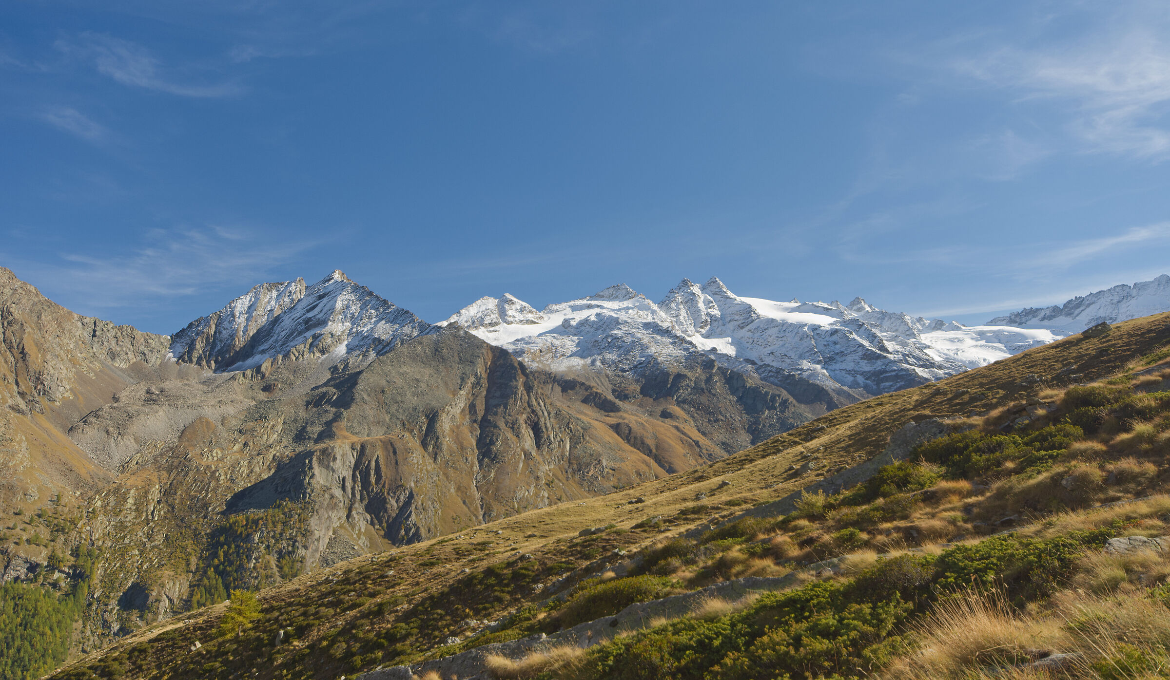 Descending from the ref. Vittorio Sella towards Valnontey