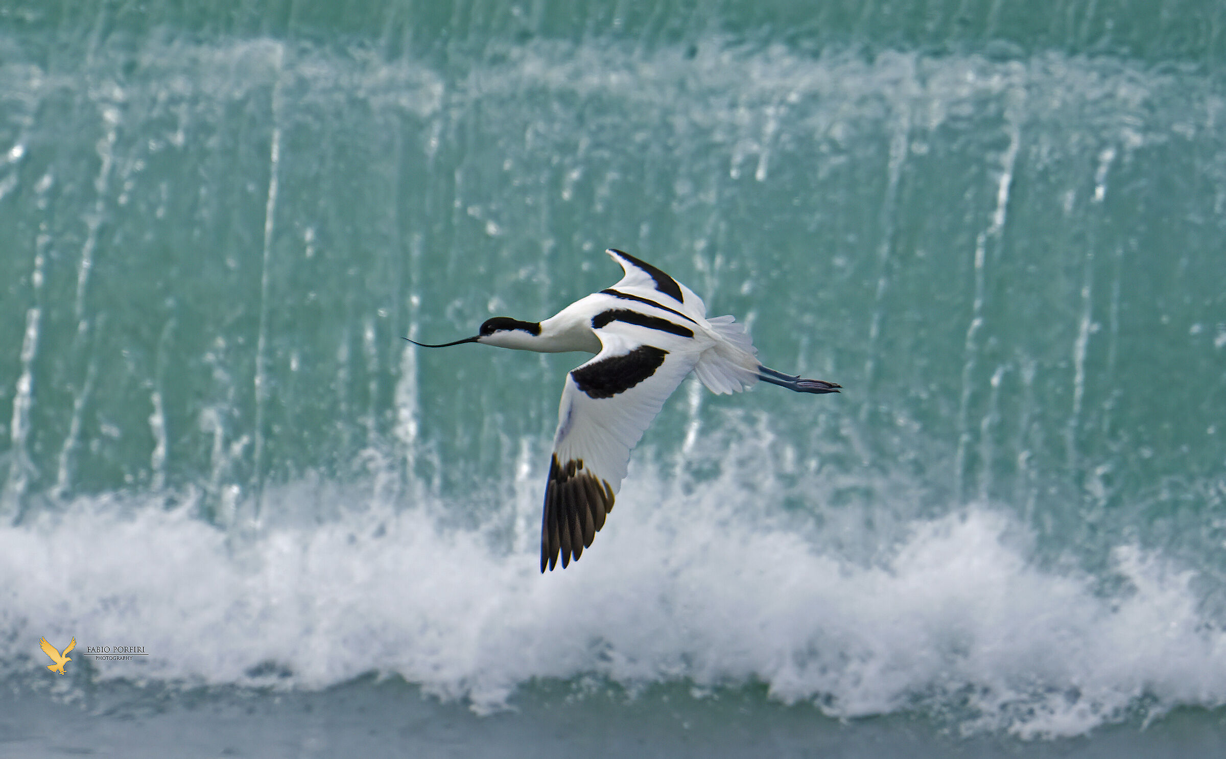 ...davanti a un onda che sembra una cascata ...