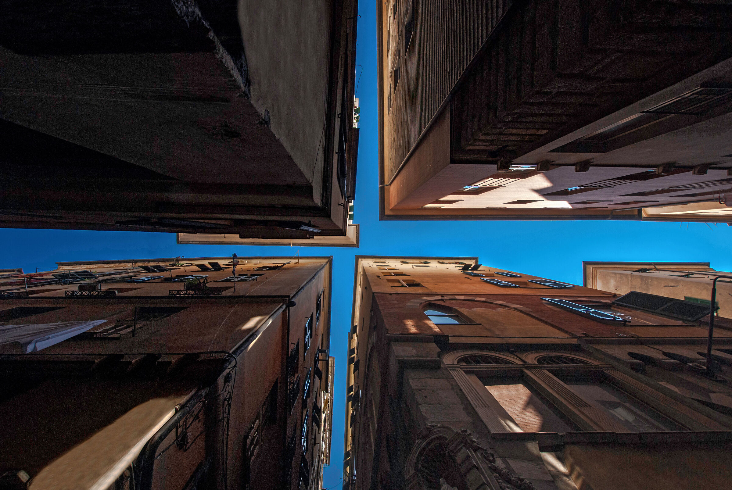tra i carruggi di Genova.