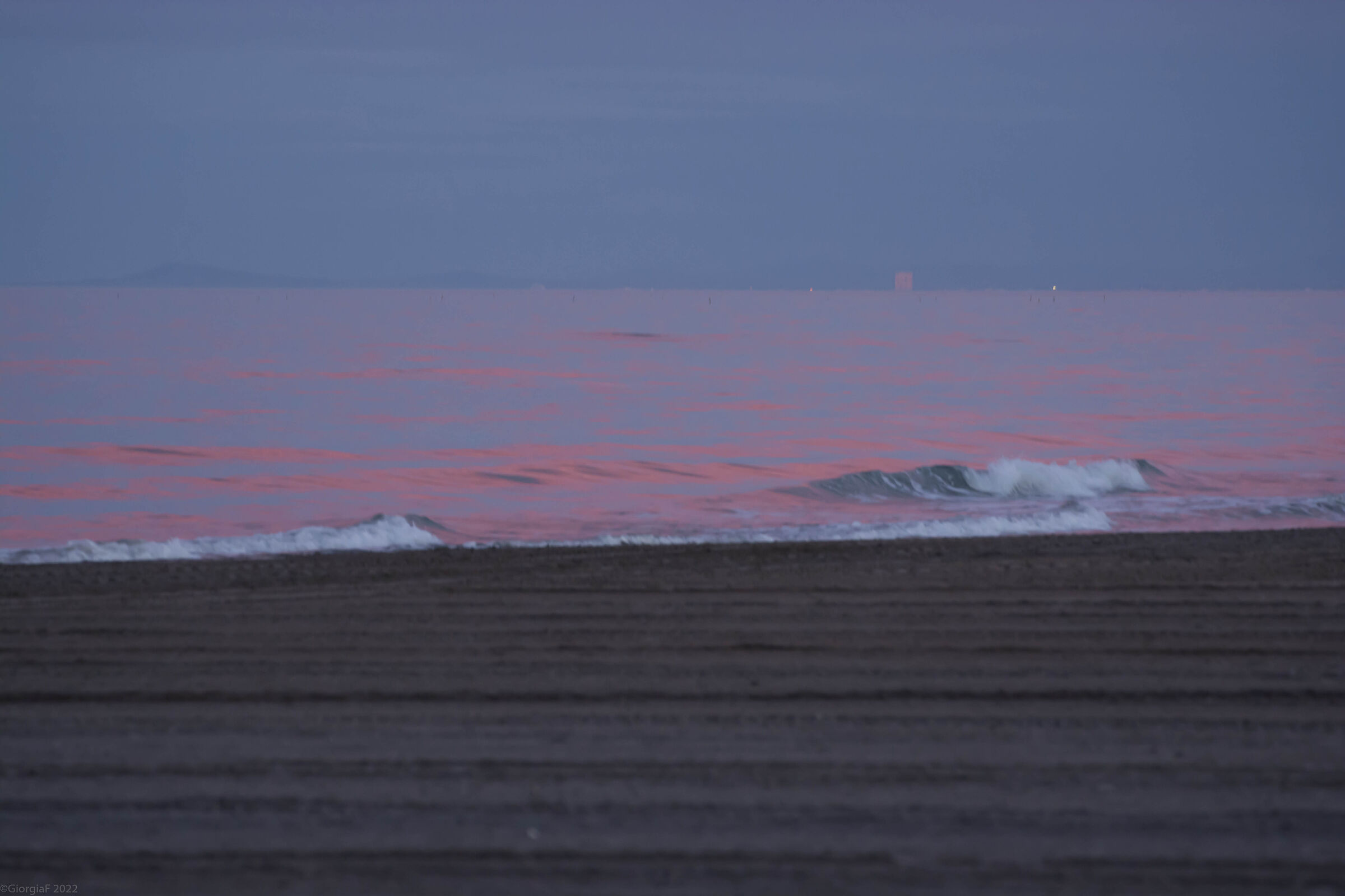 The sea... it is... rosaaaaaaa!