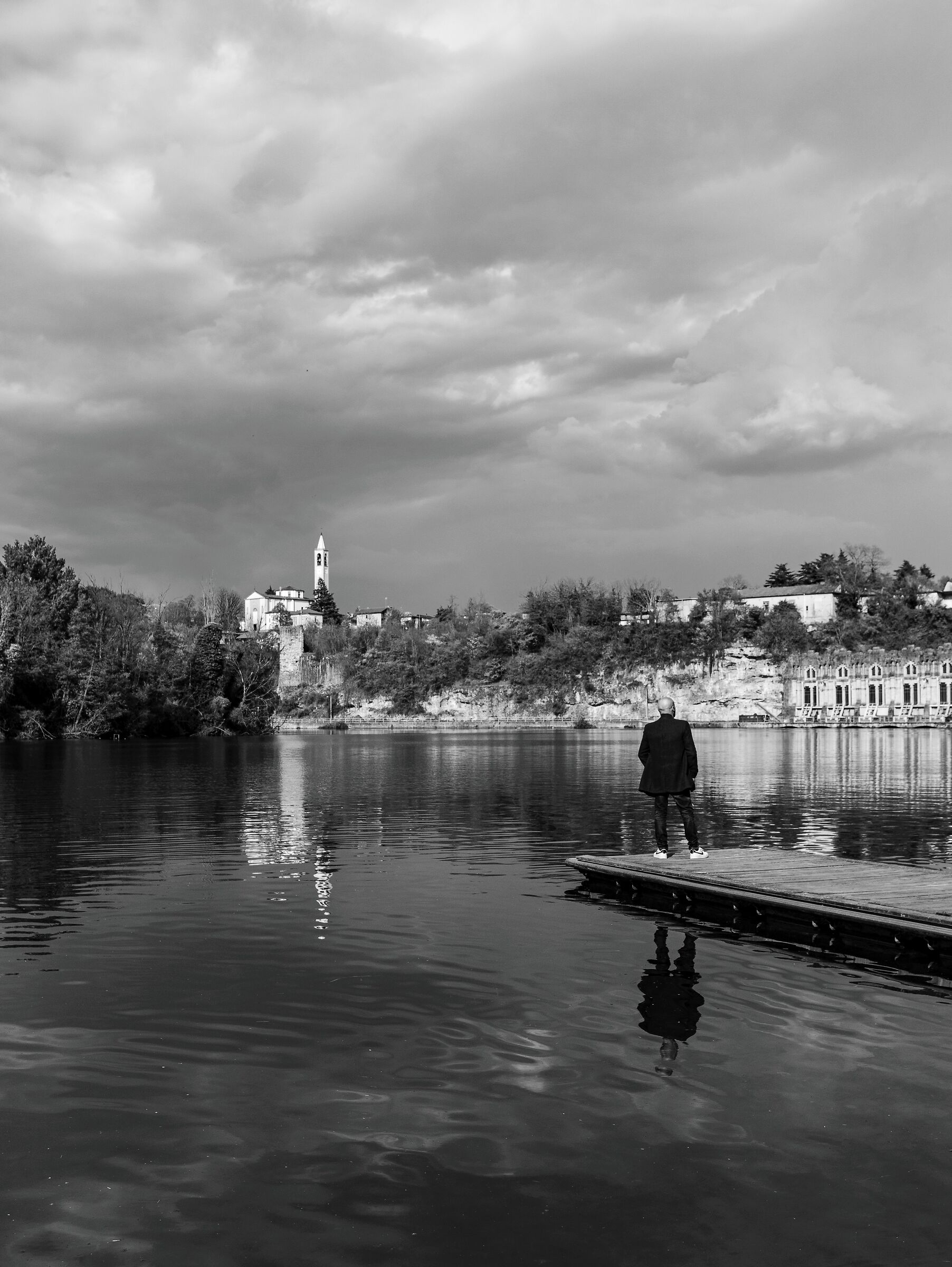 The Wanderer on the river in b / w