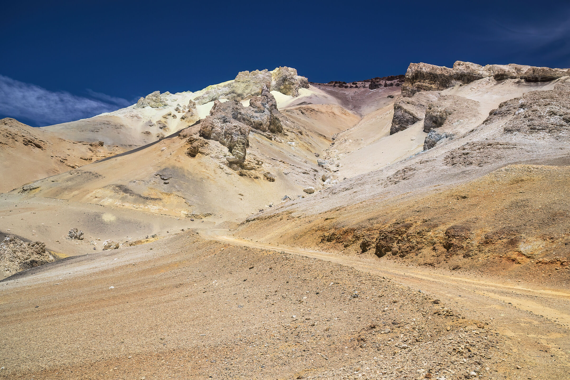 Argentina.Puna-Mina Julia e Cerro escorial(5451m)