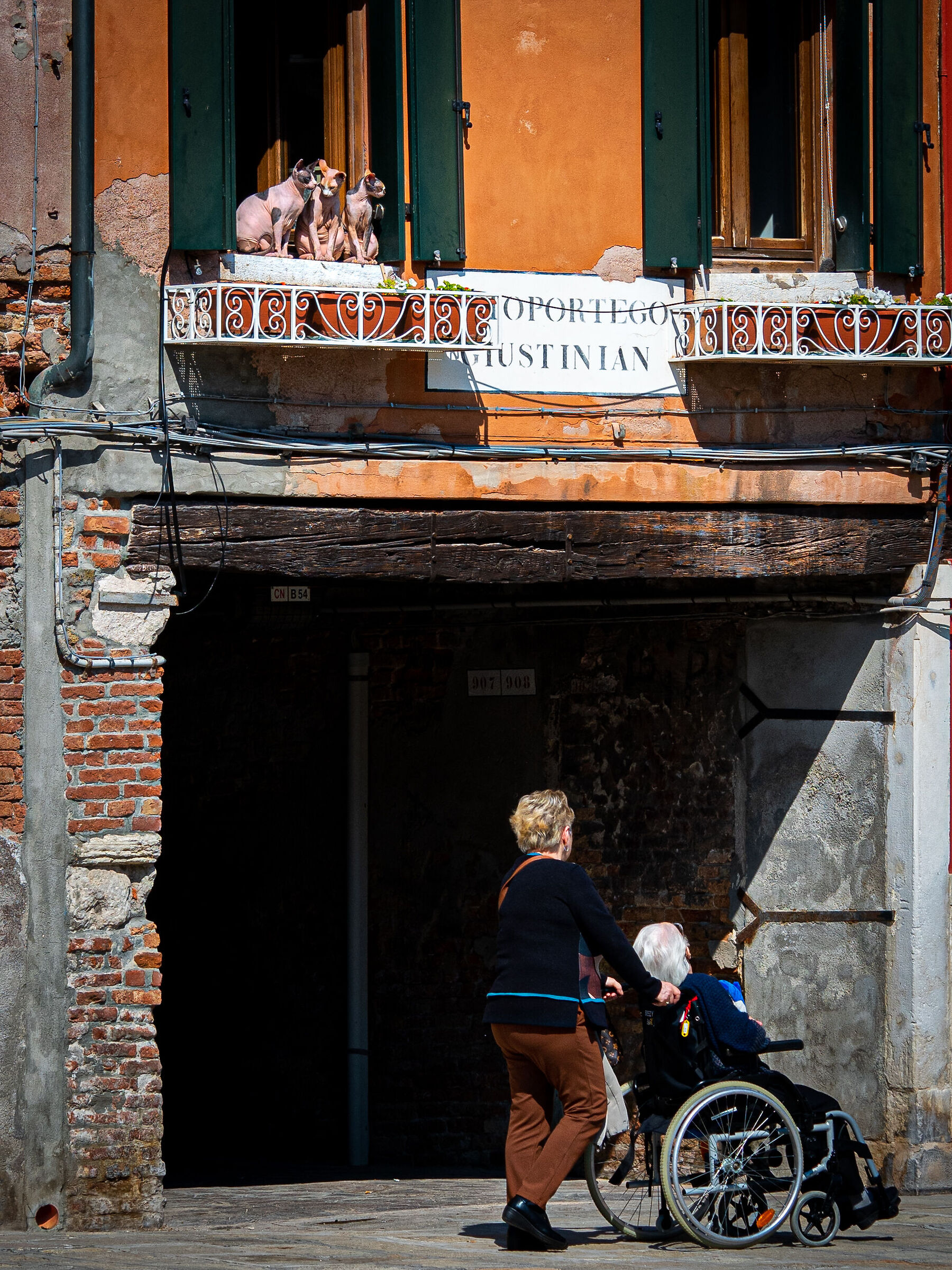 Tre comari sul balcone ...