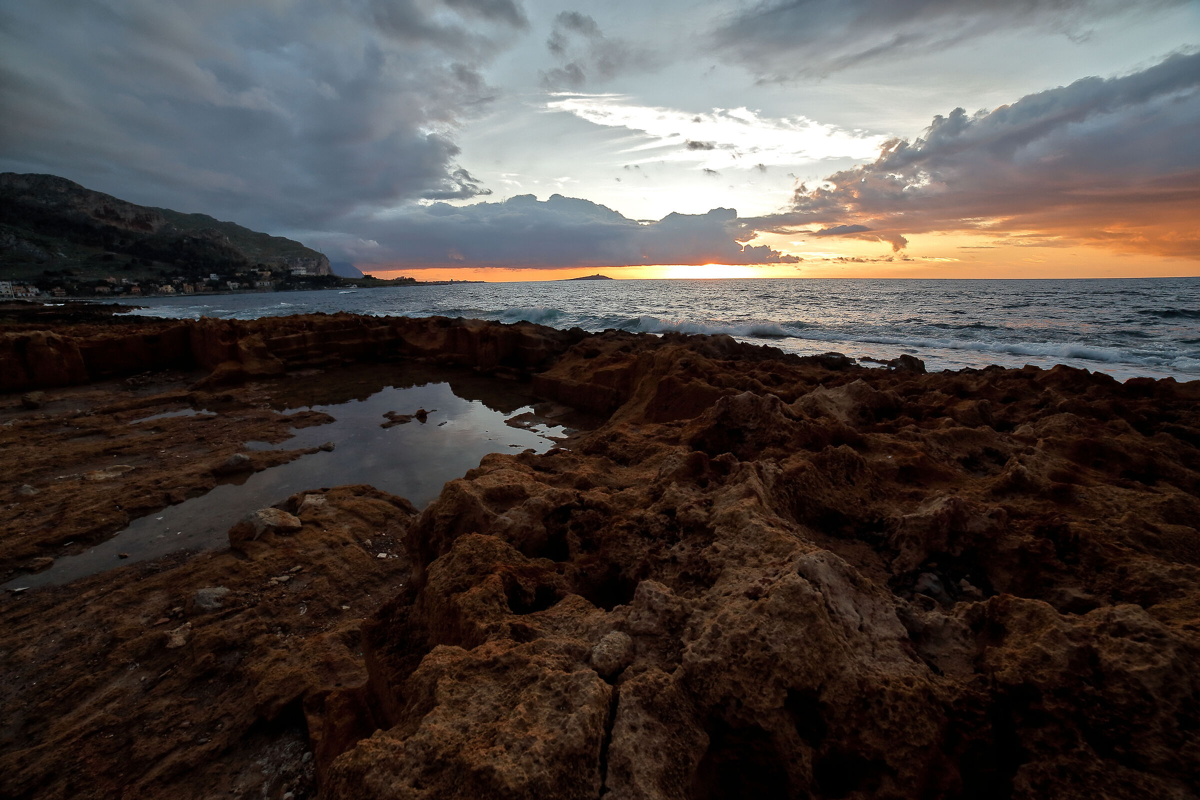 La scogliera di Barcarello al tramonto