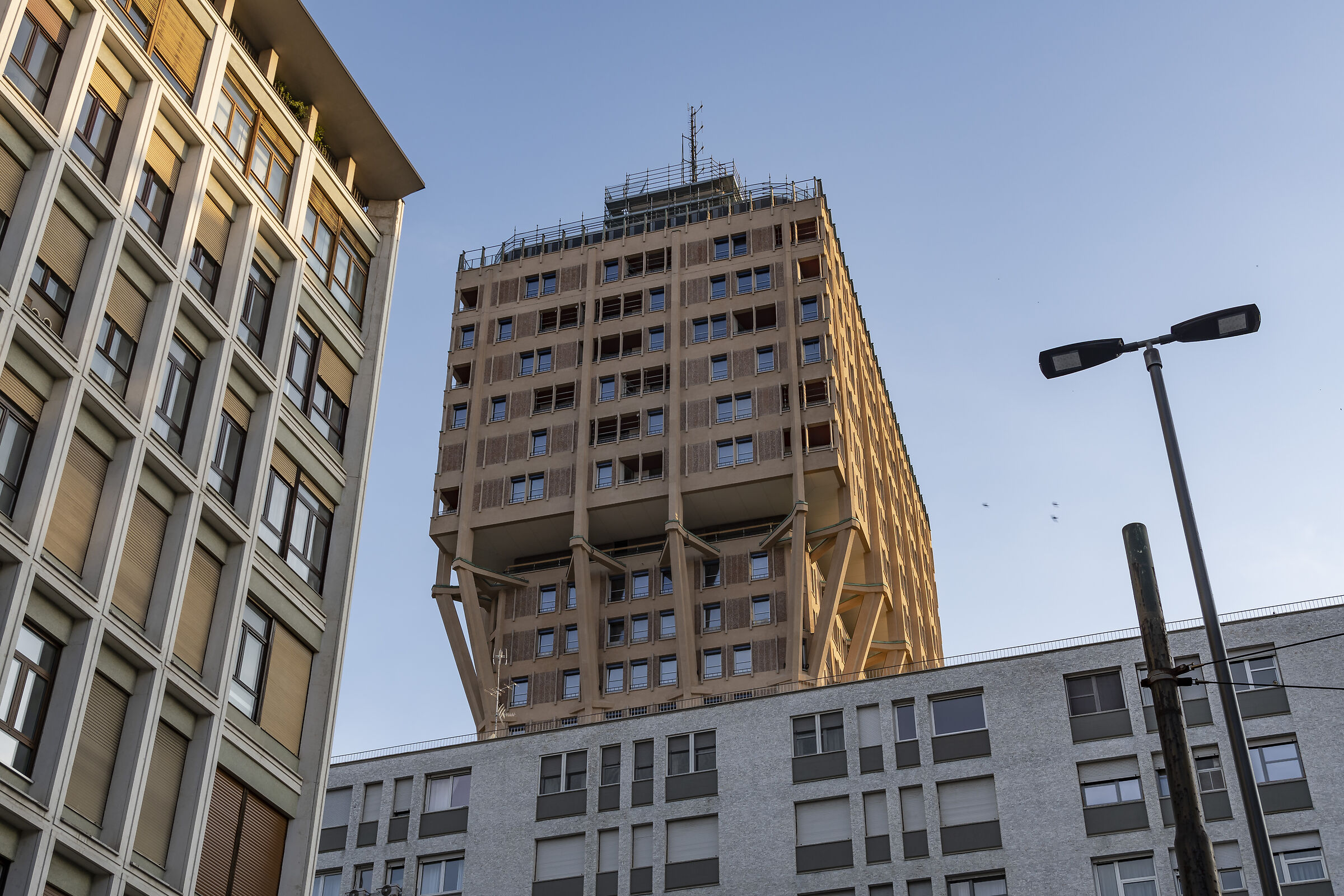 Restoration of Torre Velasca -Tuesday 18/04/2023. 18:18