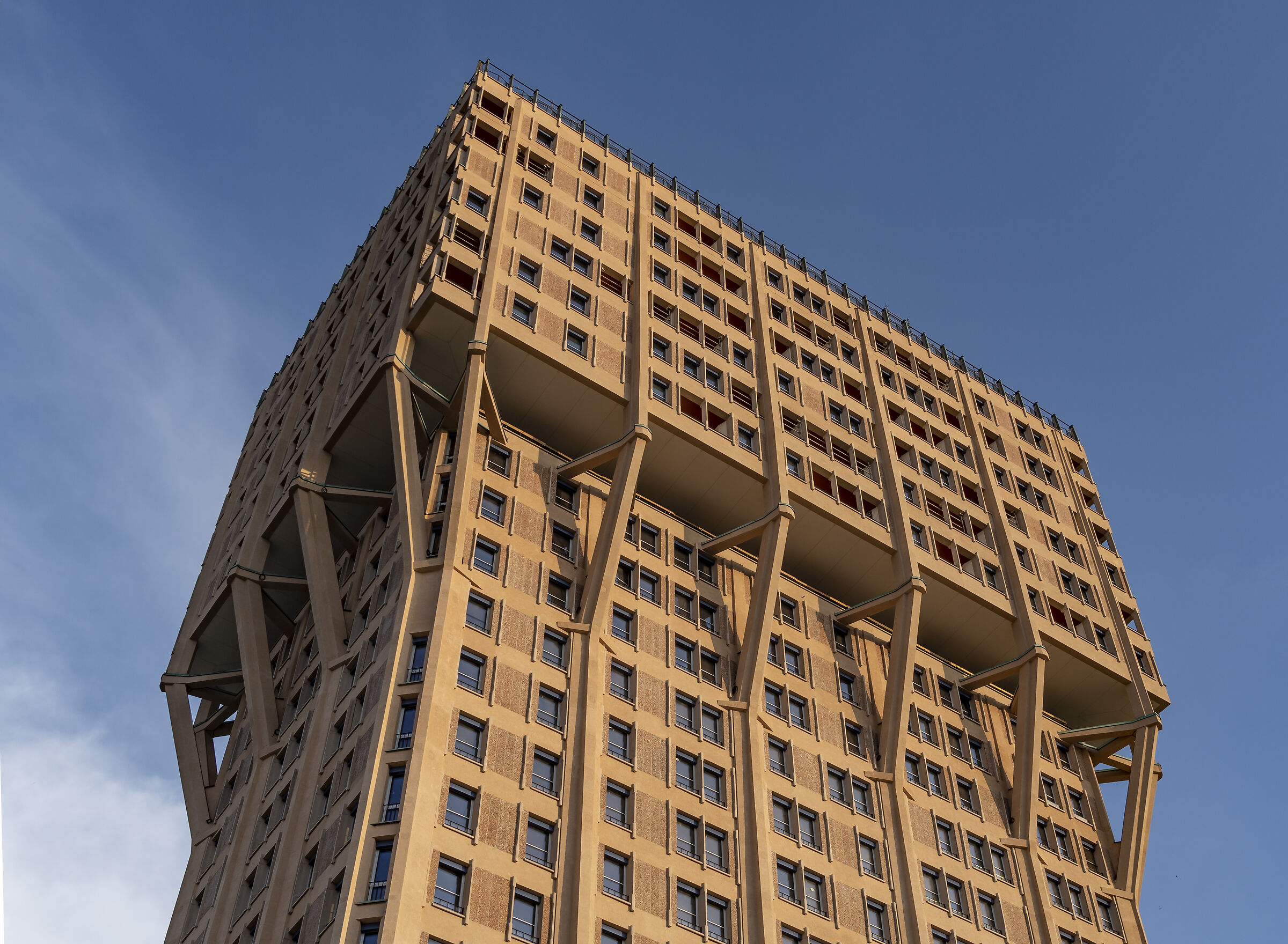 Restoration of Torre Velasca -Tuesday 18/04/2023. 18:21