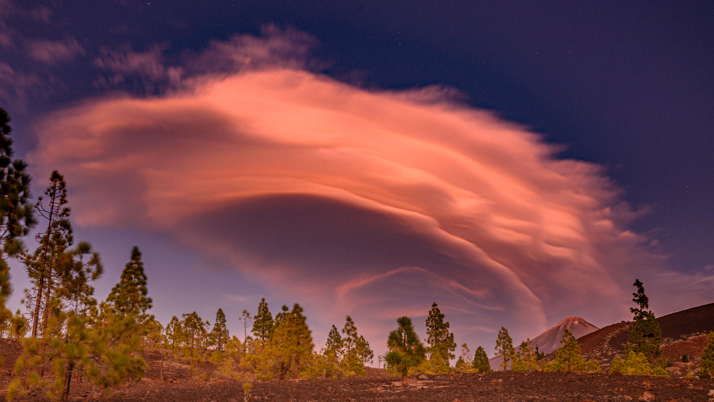 nube lenticolare sopra il vulcano Teide