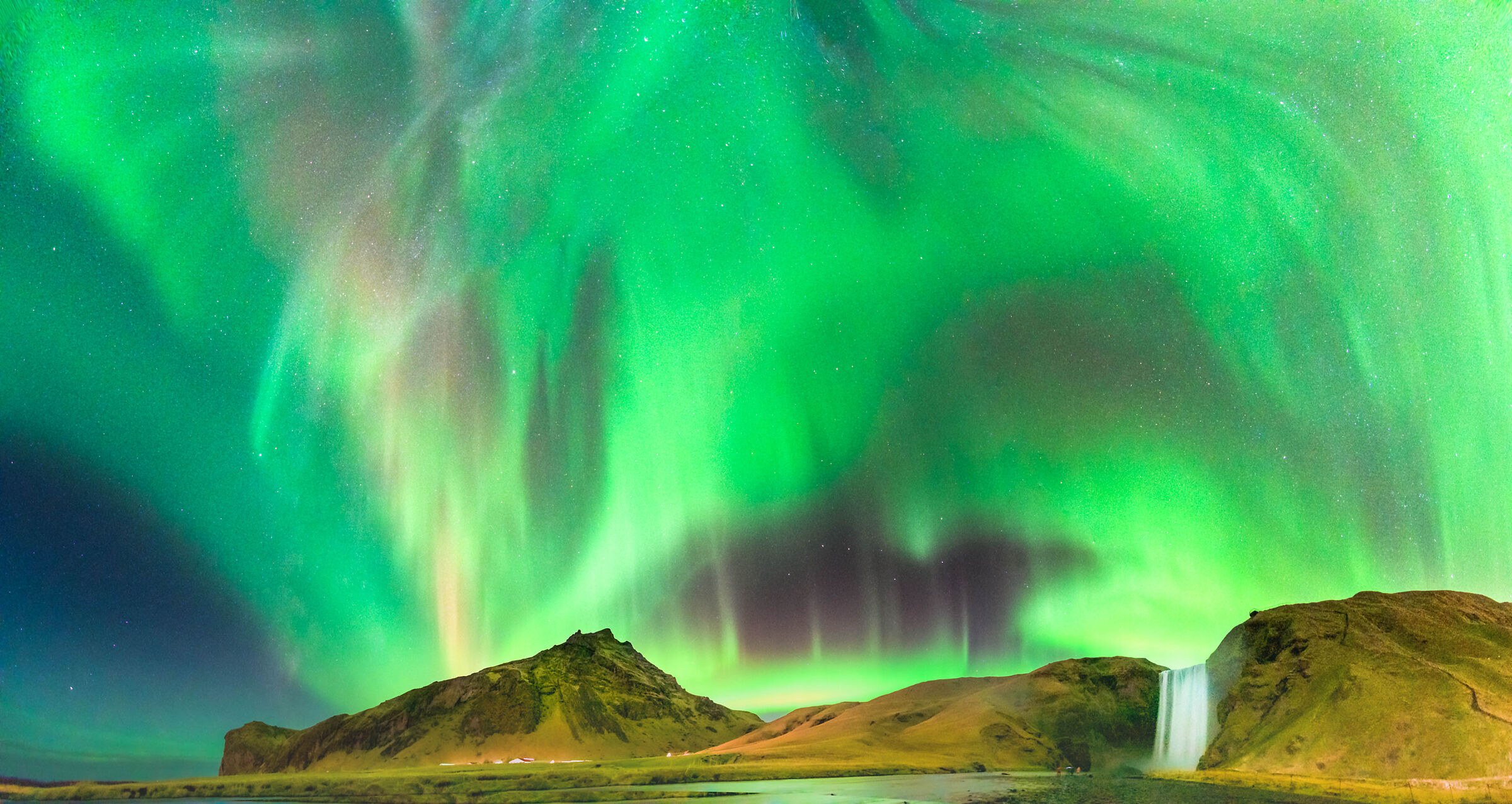Panorama dell'aurora su Skogafoss
