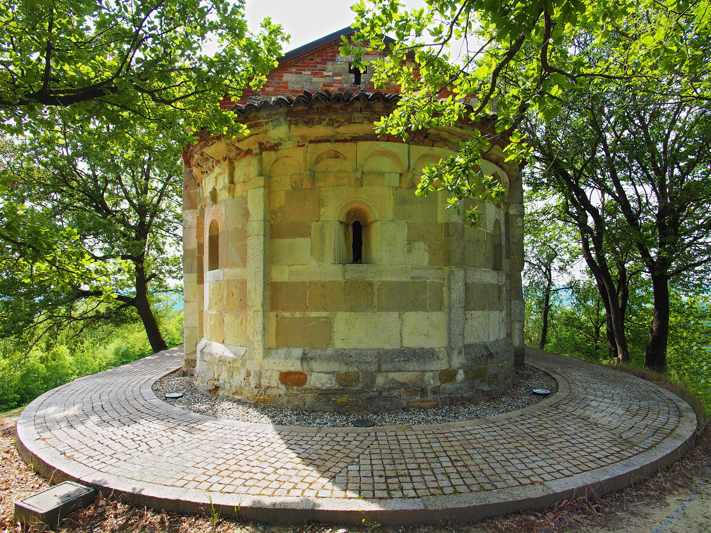 The hidden apse