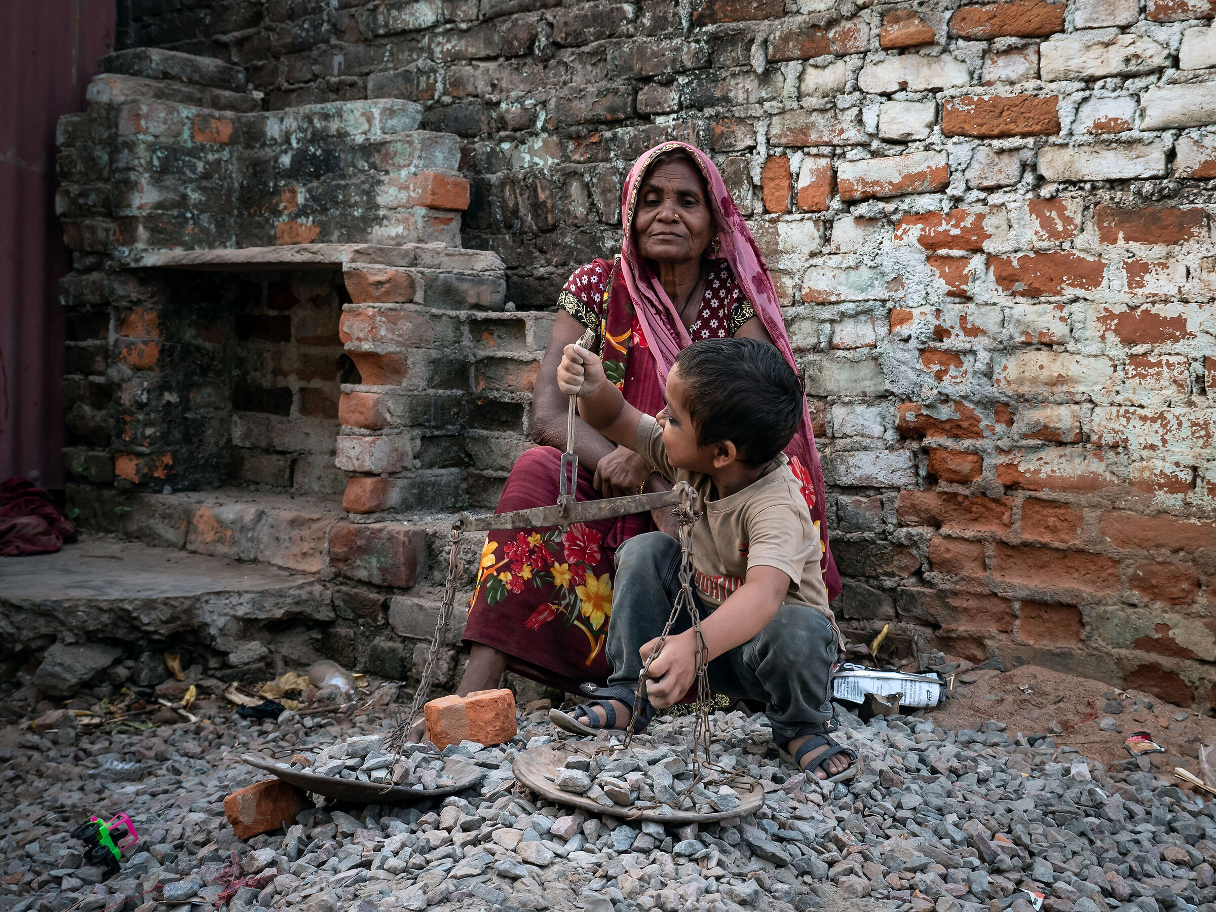 lo sguardo vigile della nonna - Madhya Pradesh - India