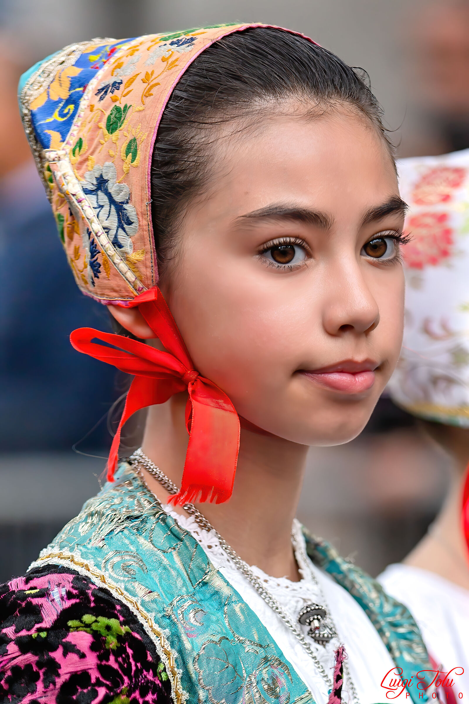 Ragazza in abito tradizionale