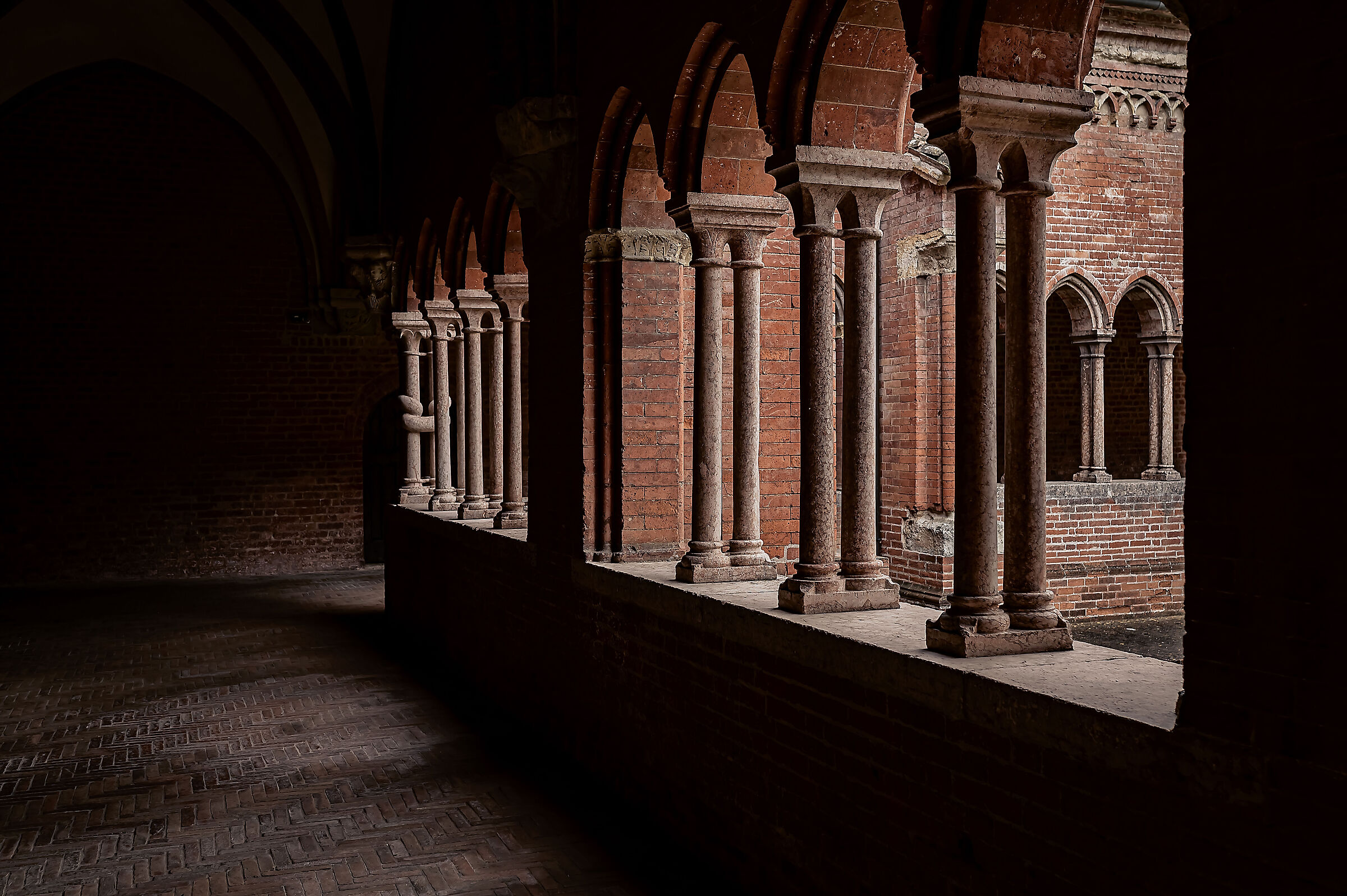 Colonne e volte del monastero...