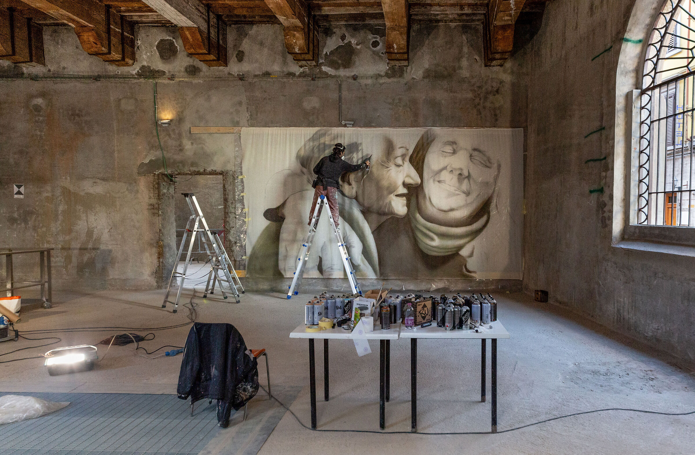 Artista al lavoro da occhi "quasi" indiscreti