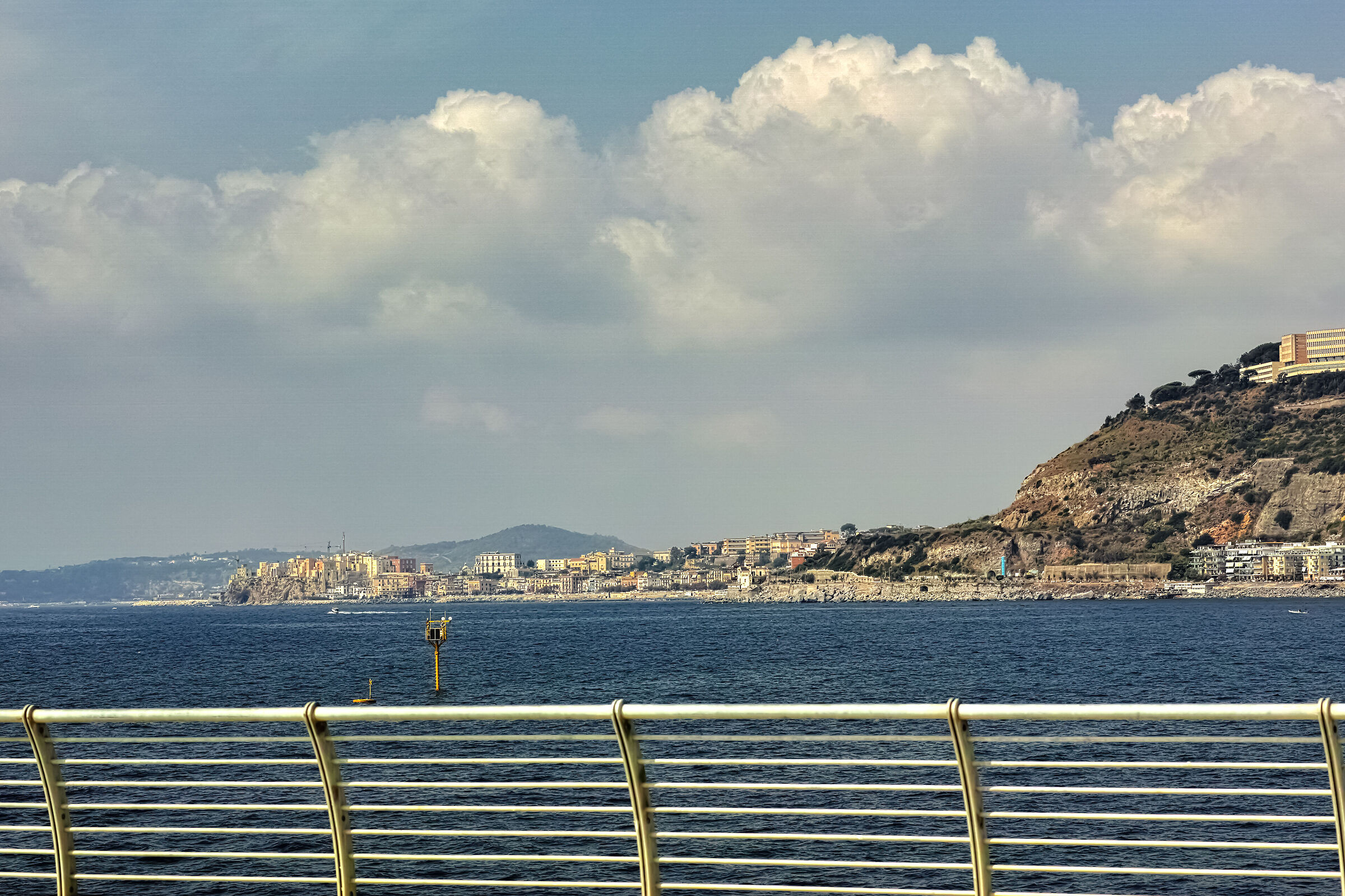 Rione Terra (Pozzuoli) visto dal pontile di Bagnoli