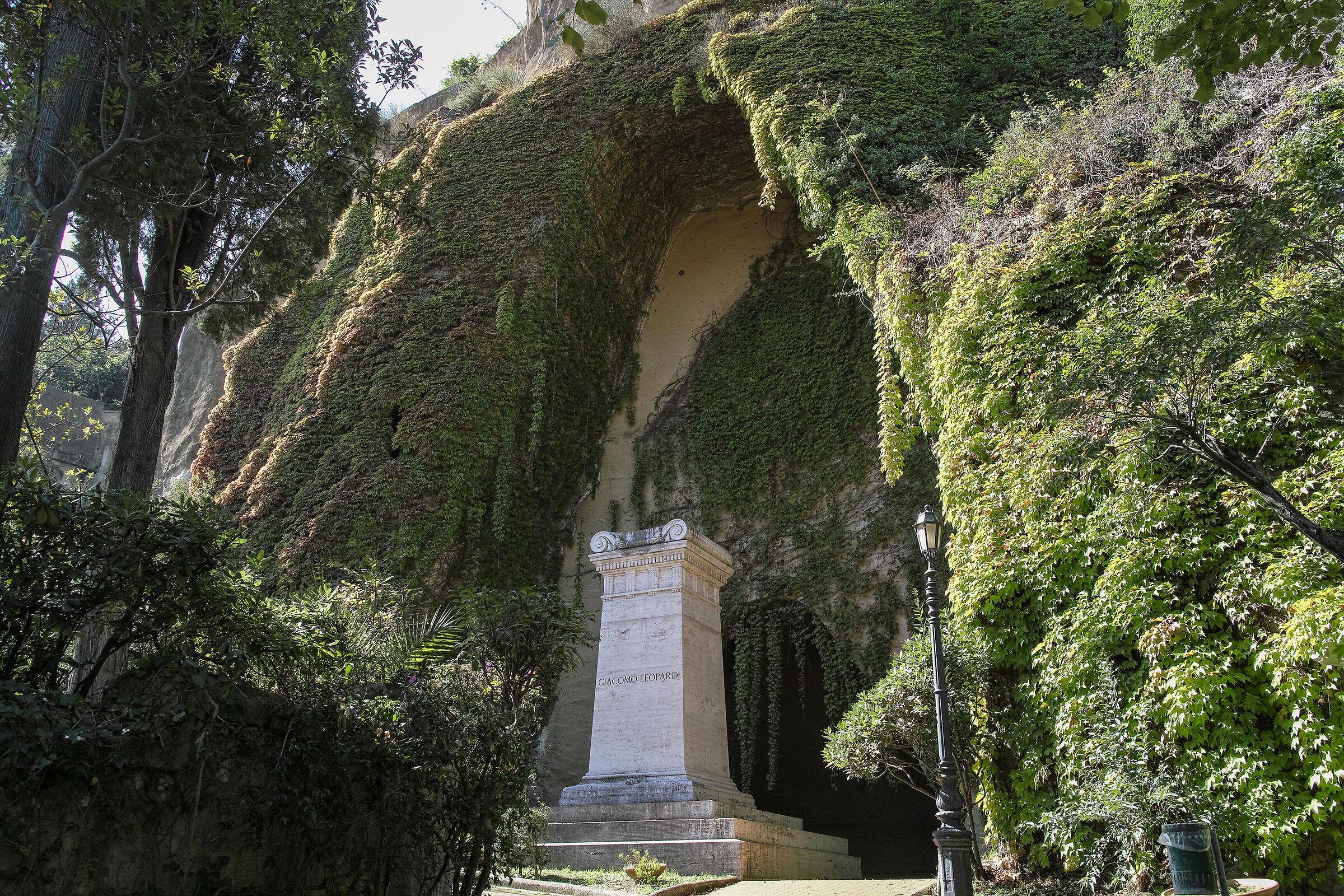 Napoli Piedigrotta - Tomba di Leopardi