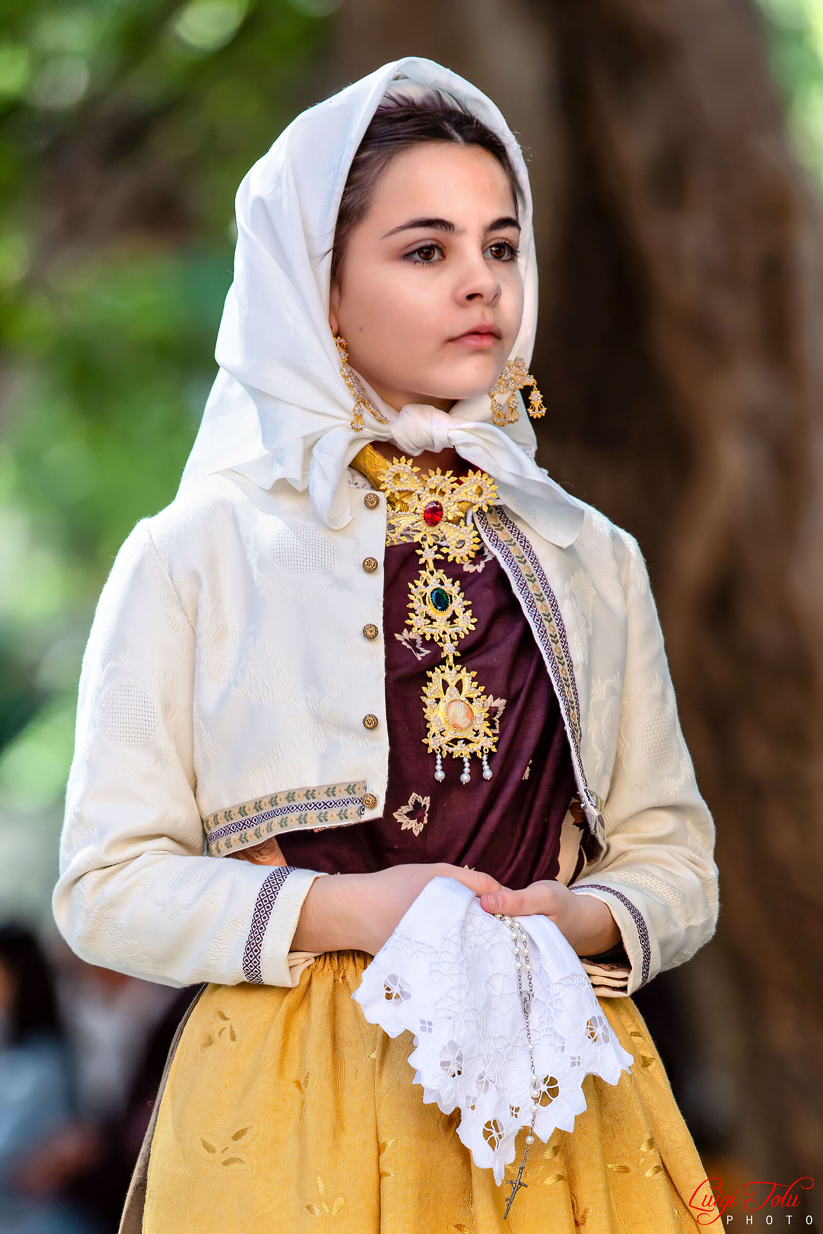 Ragazza in abito tradizionale