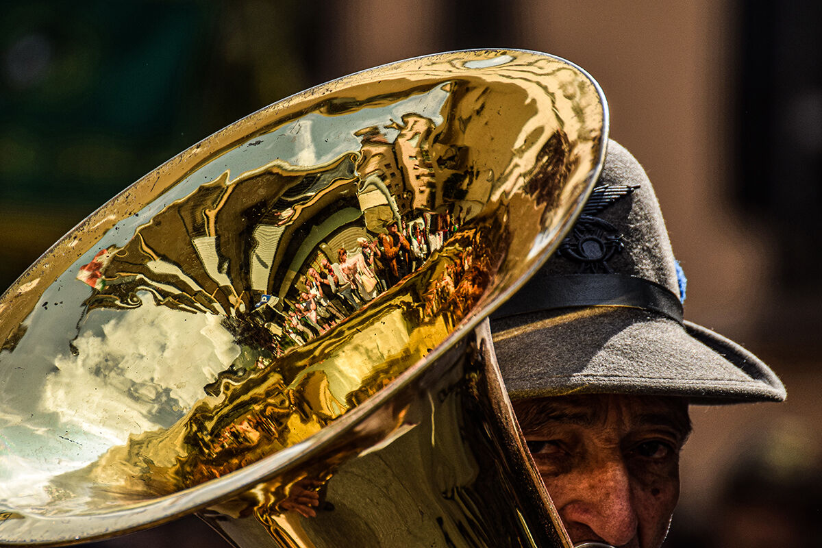 ??? Like the march well, the band the band ???