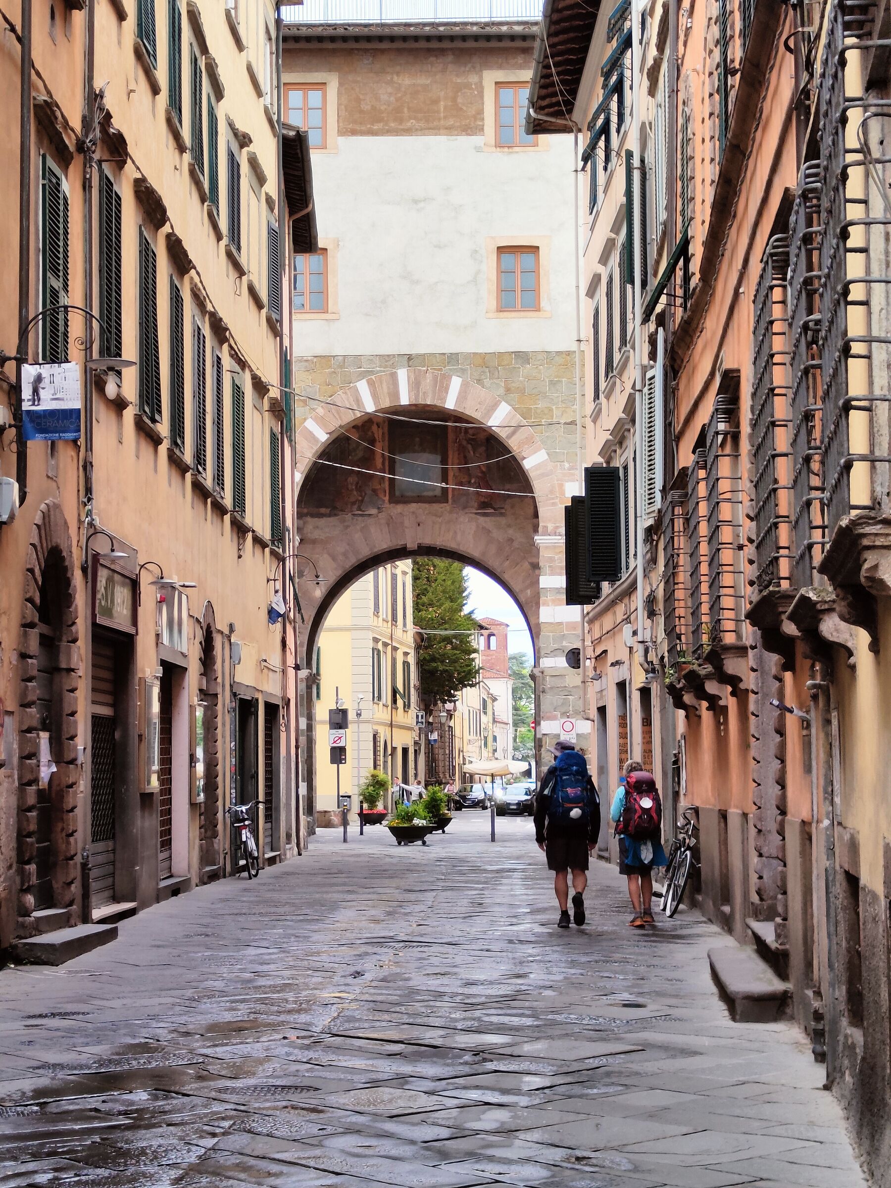 Pellegrini sulla Via Francigena a Lucca