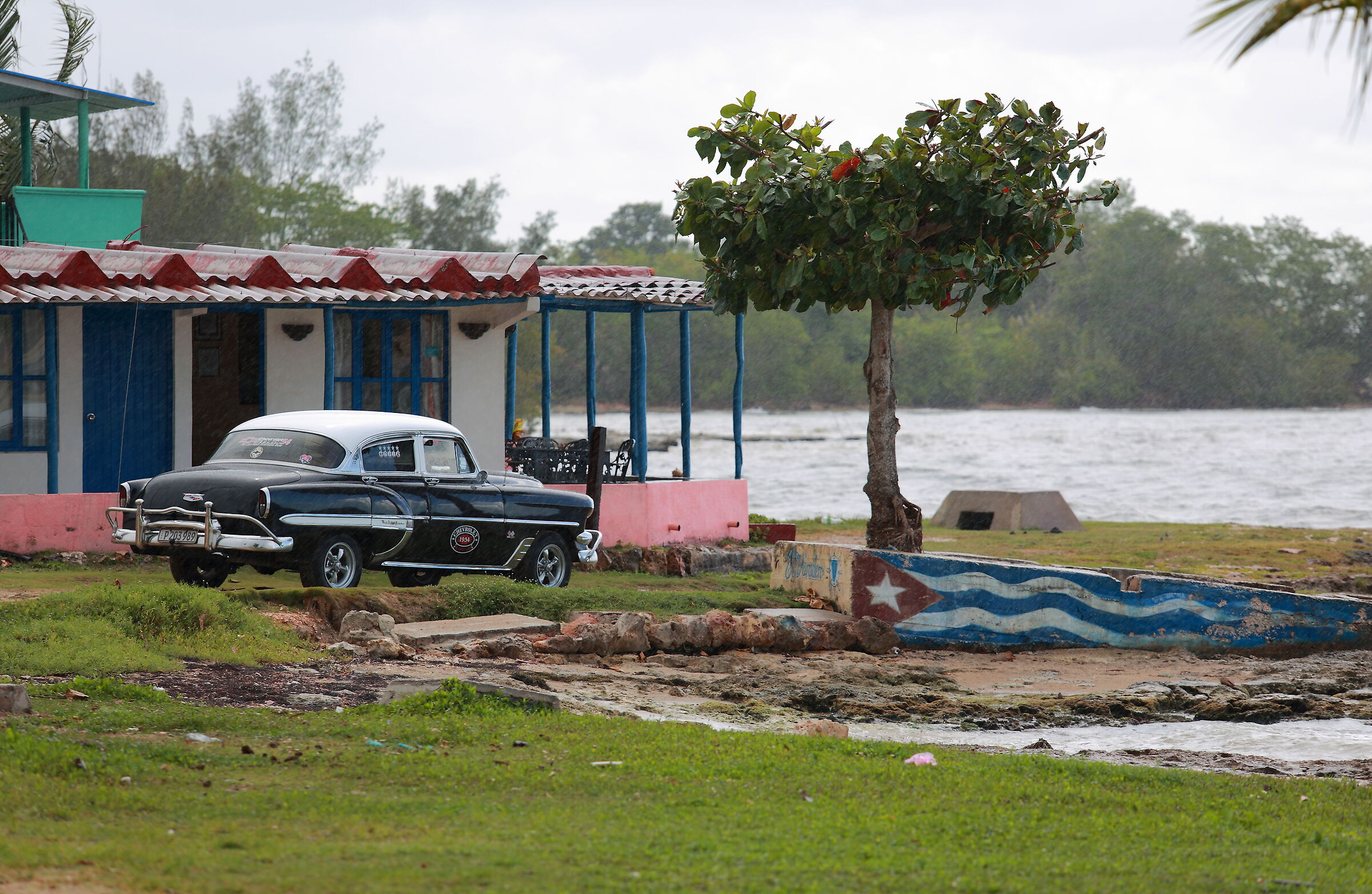 El chevrolet bajo la lluvia ...