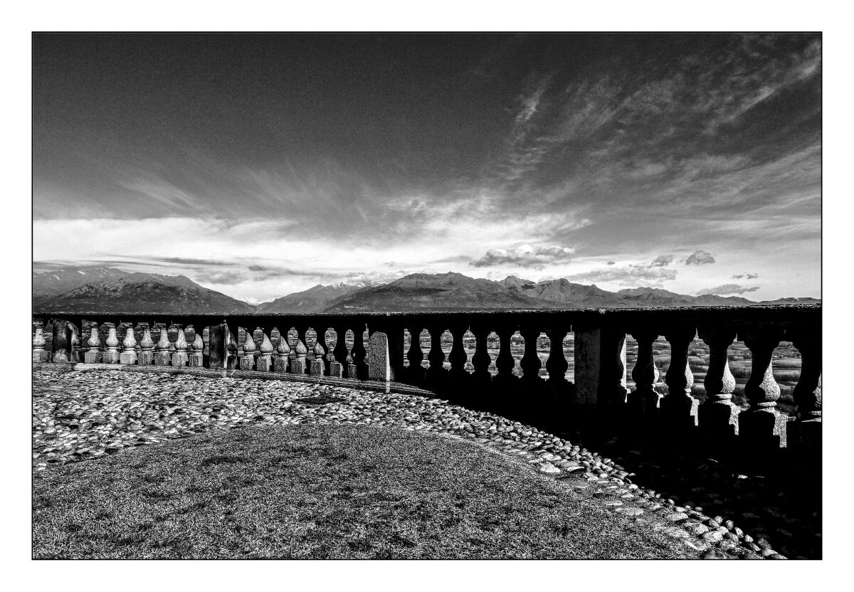 Uno sguardo verso le Prealpi dal castello di Masino