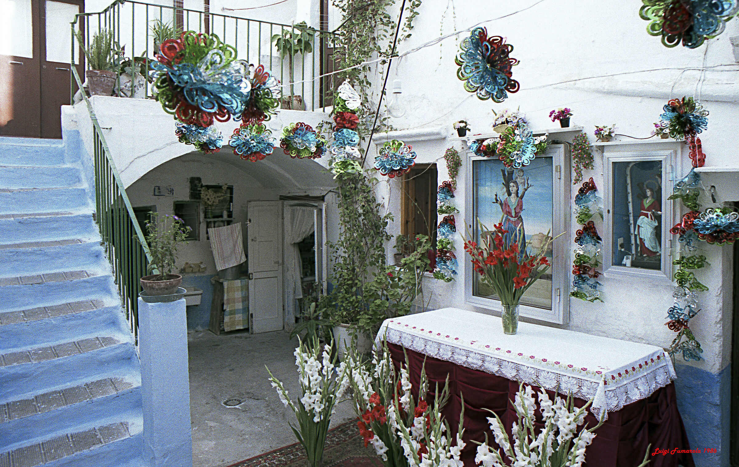 Cortile adobbato per la festività della Protettrice .
