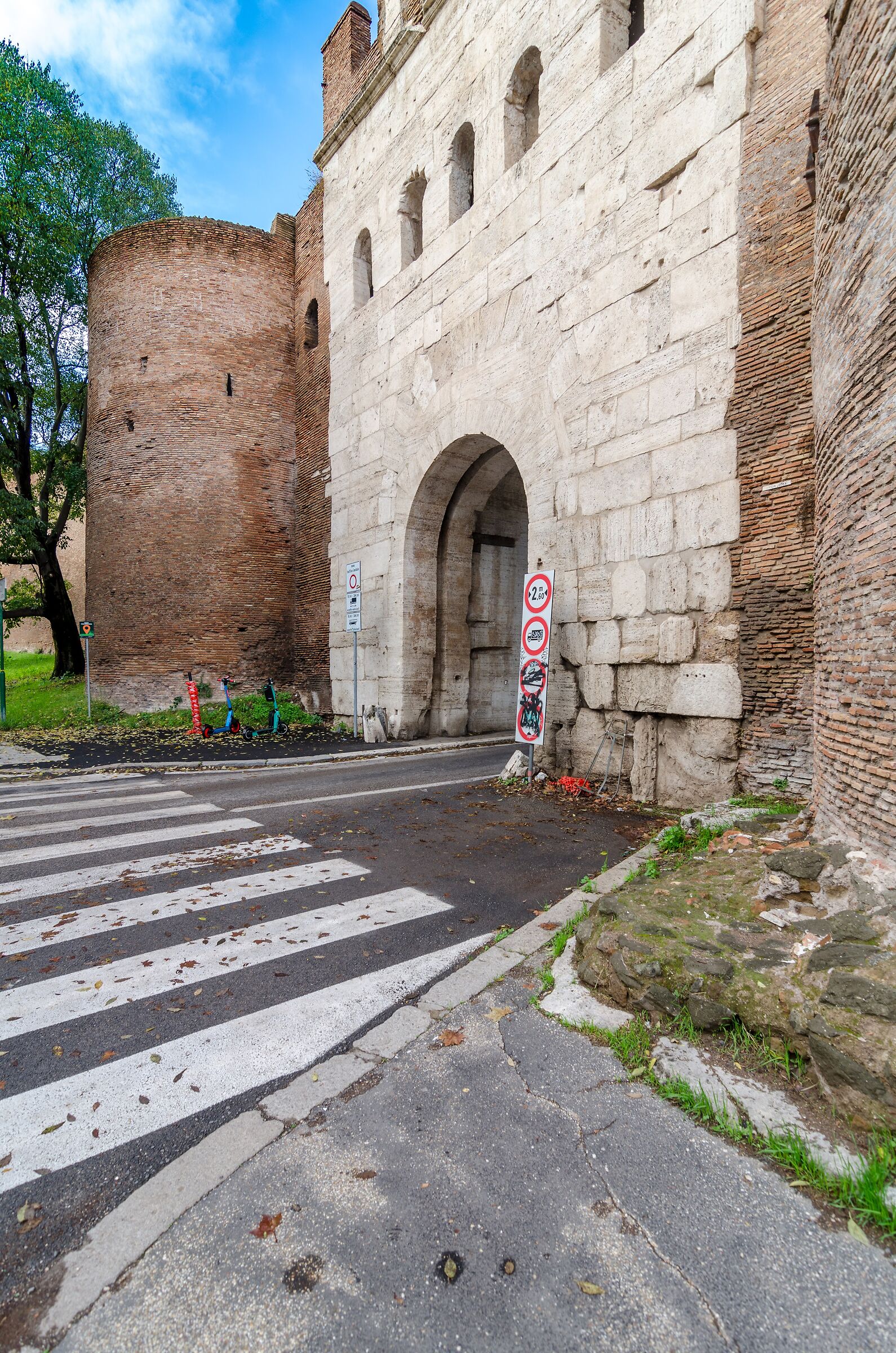 Porta Latina, Roma