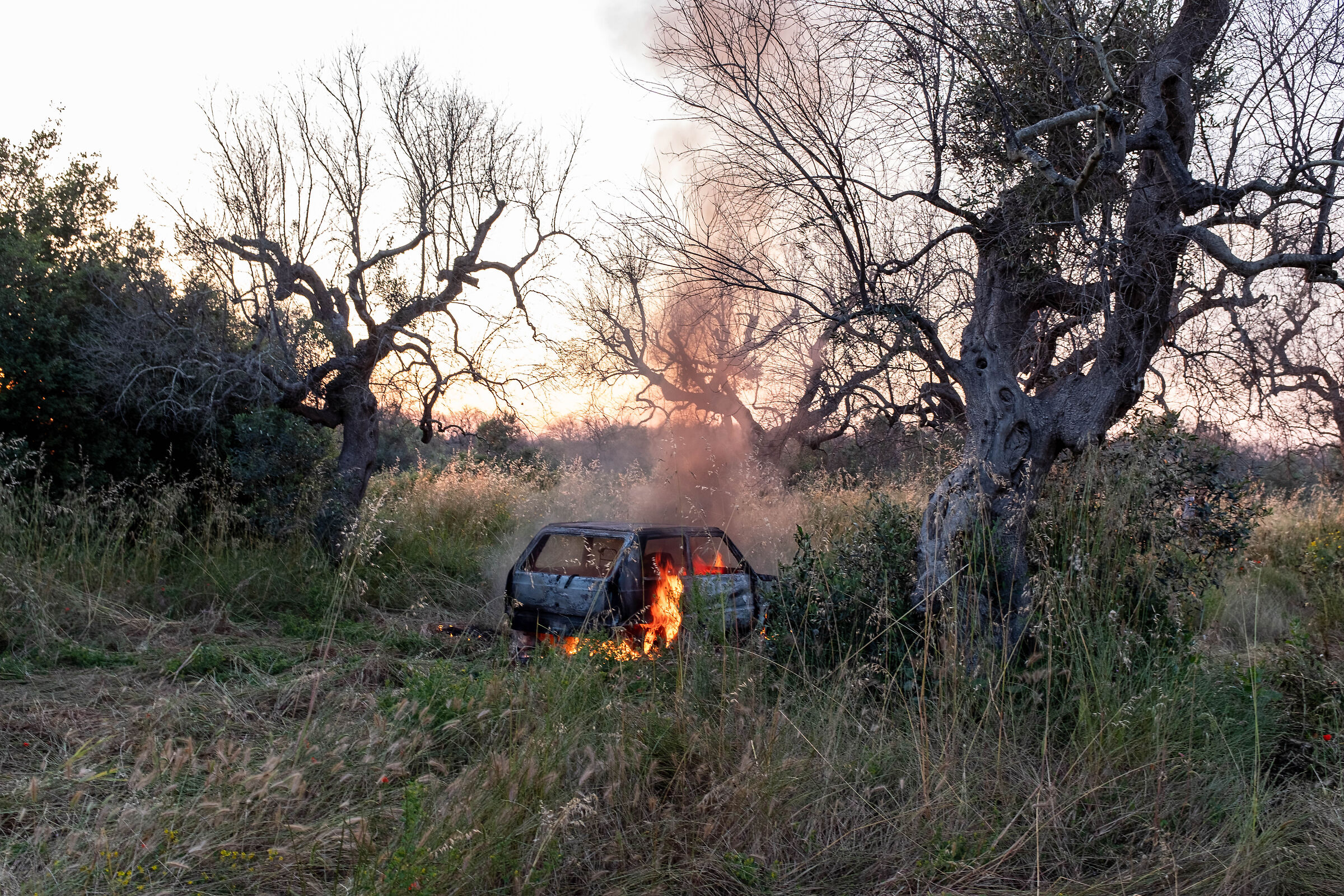 Un' auto in fiamme