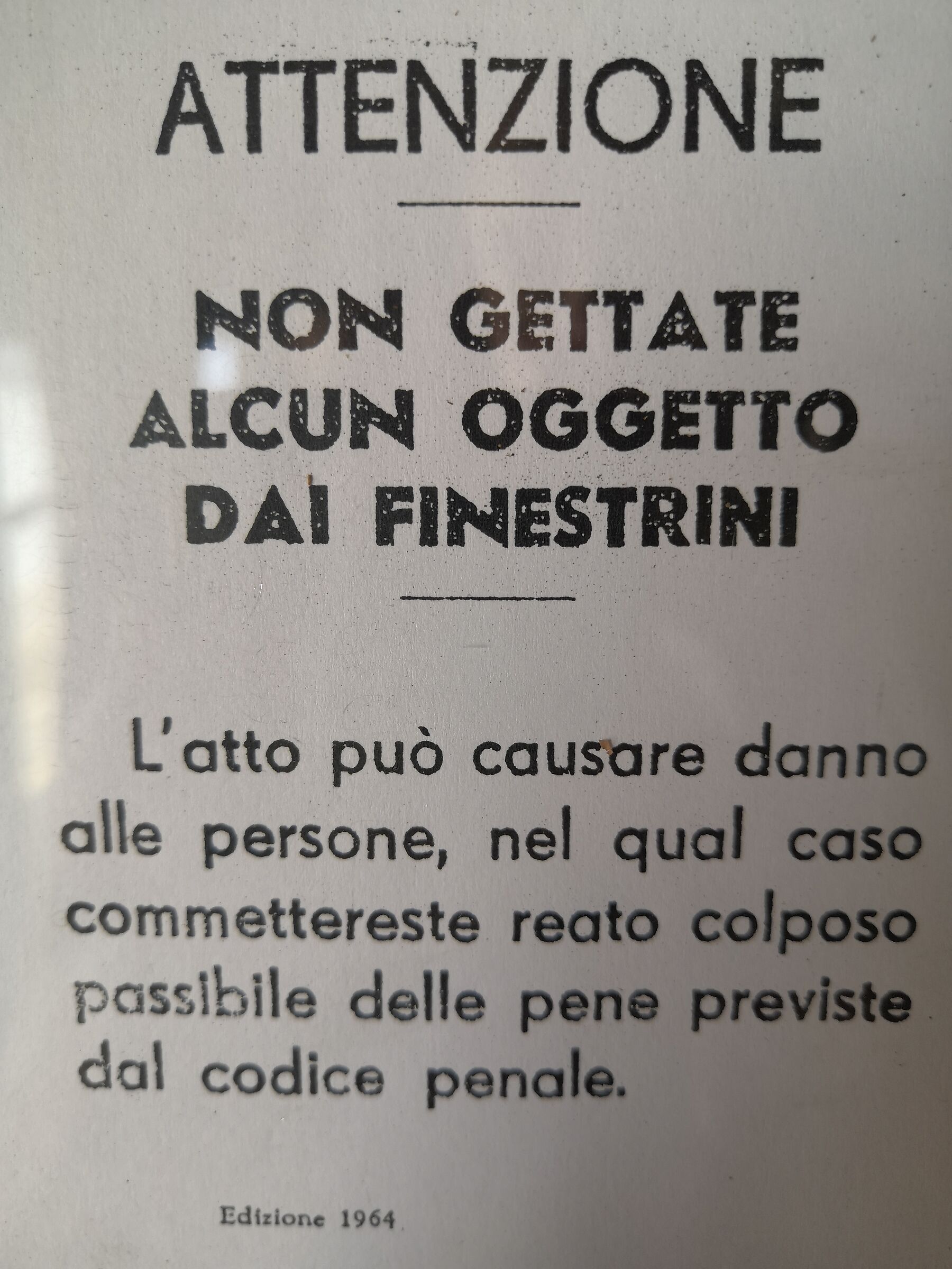 Non gettare oggetti dal finestrino