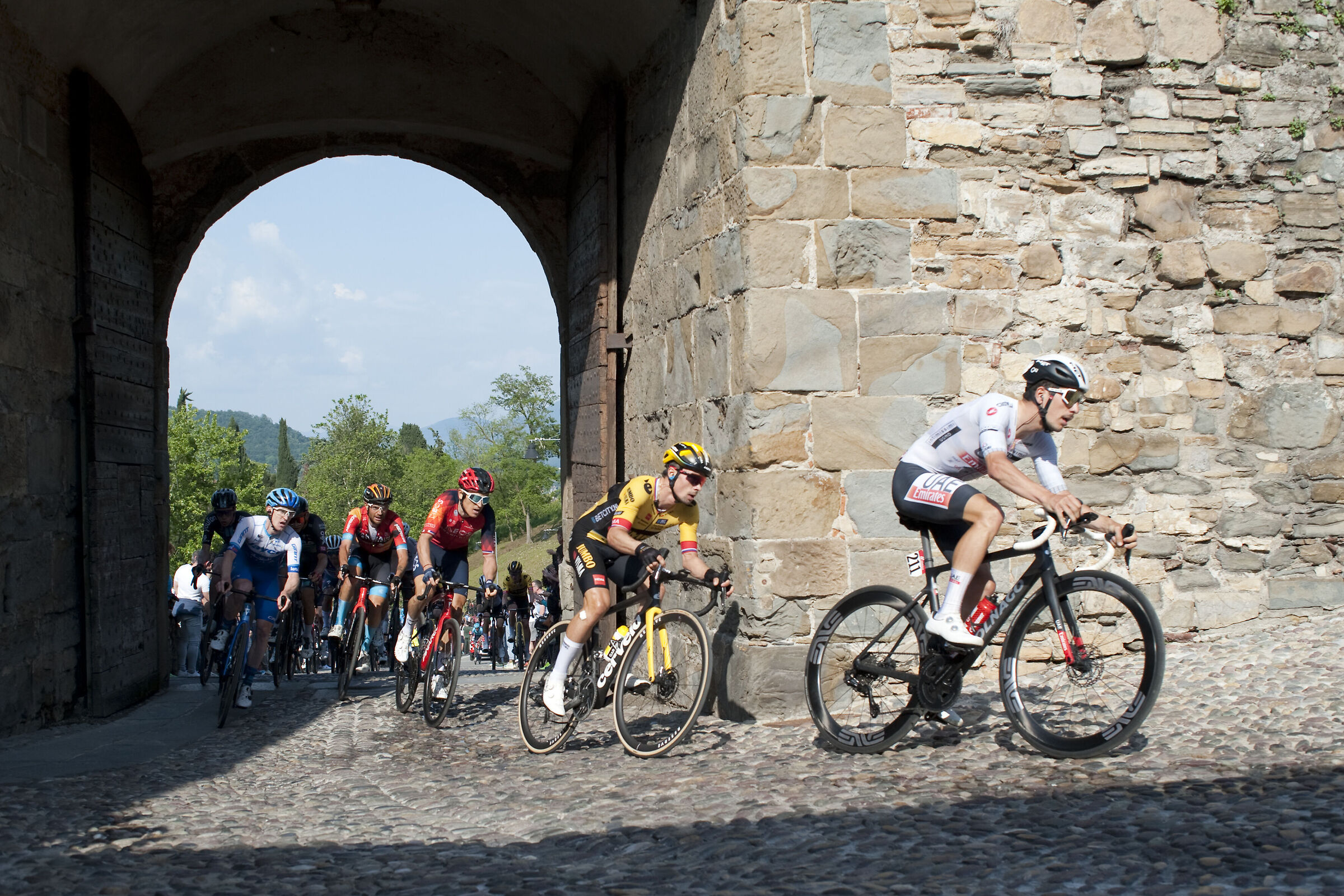 Roglic on the hunt for the pink jersey