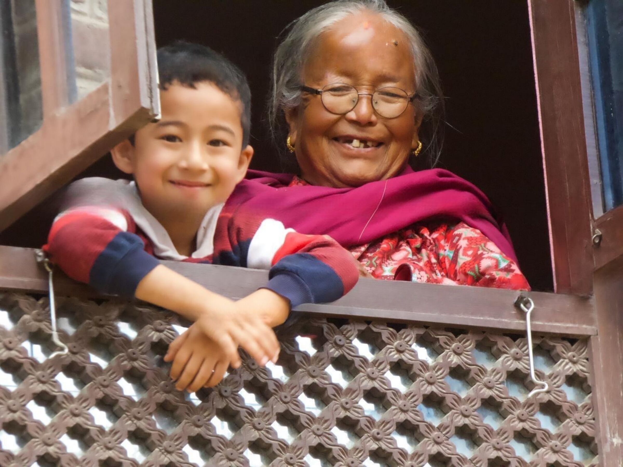 The welcome of grandmother and granddaughter.