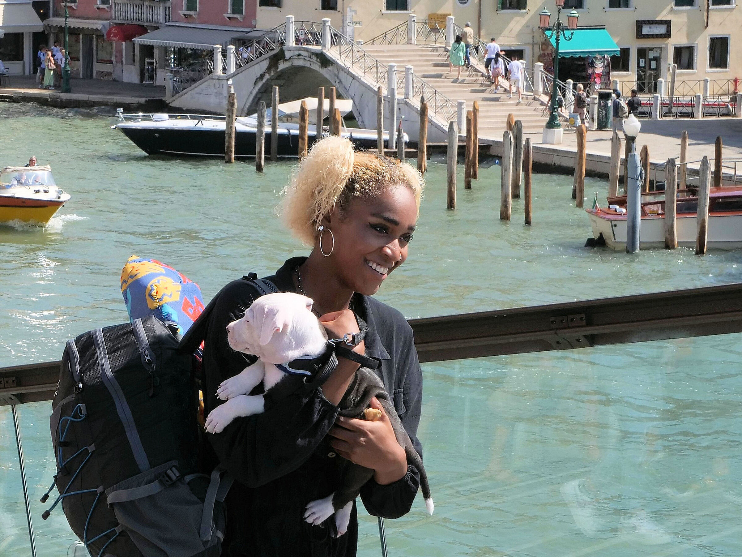 . . . entrambi felici in giro per il mondo . . .