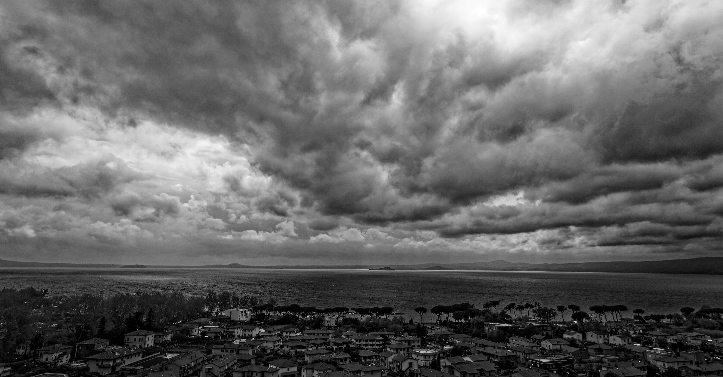 Nuvole nere sul lago