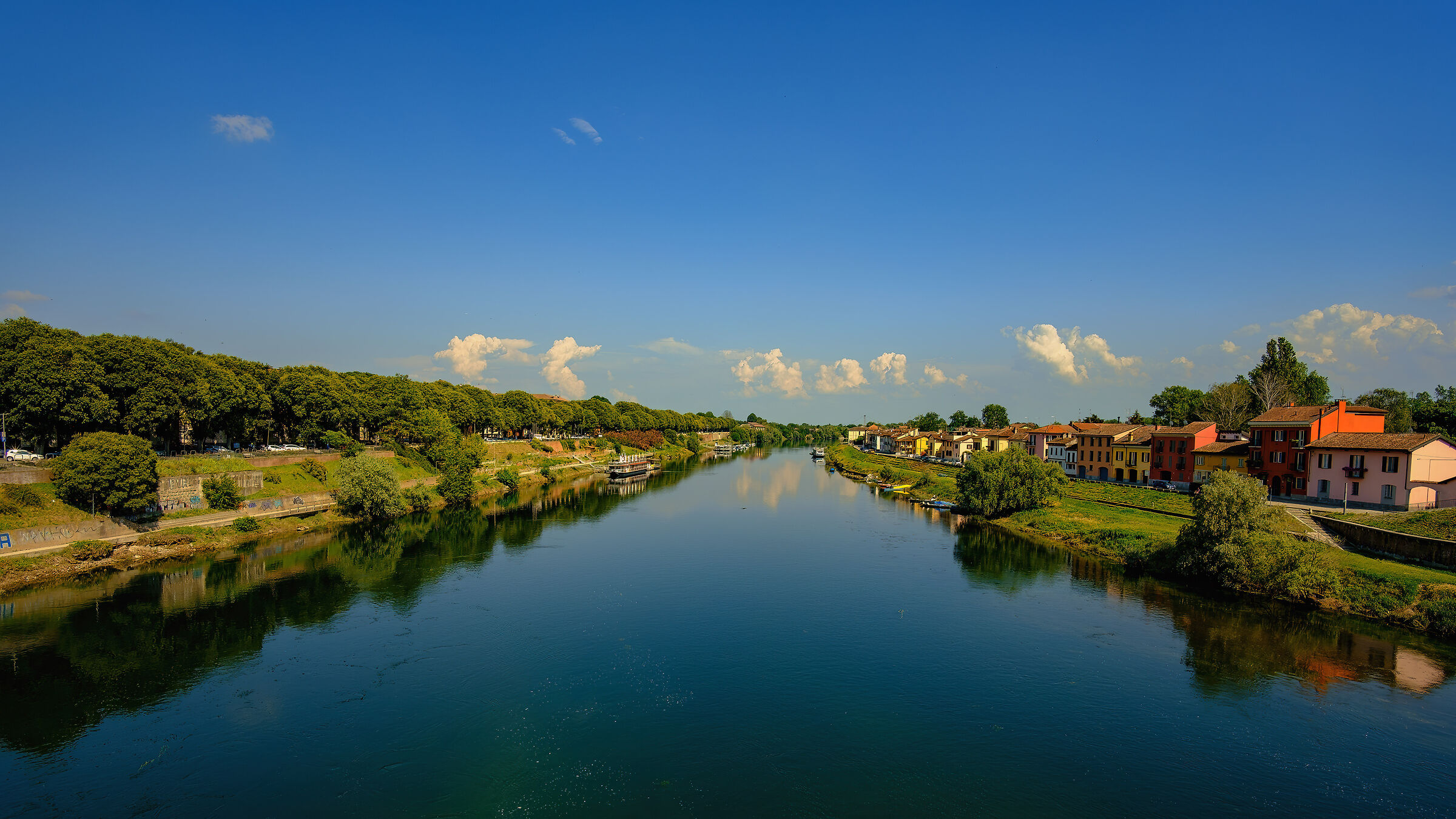 Il fiume scorre lento