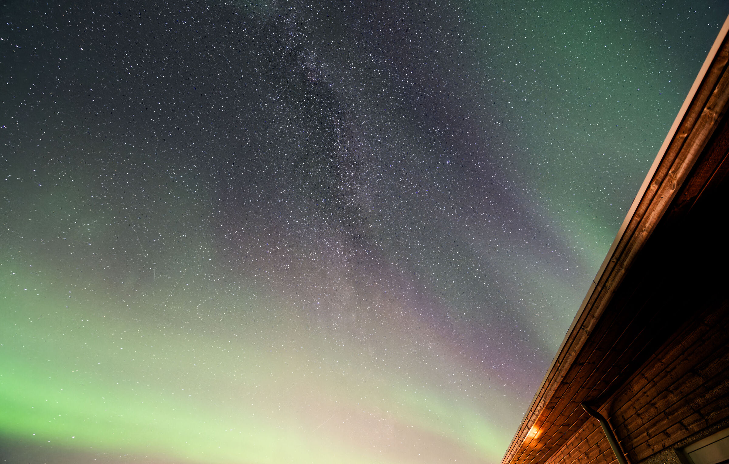 Aurora boreale con Via Lattea
