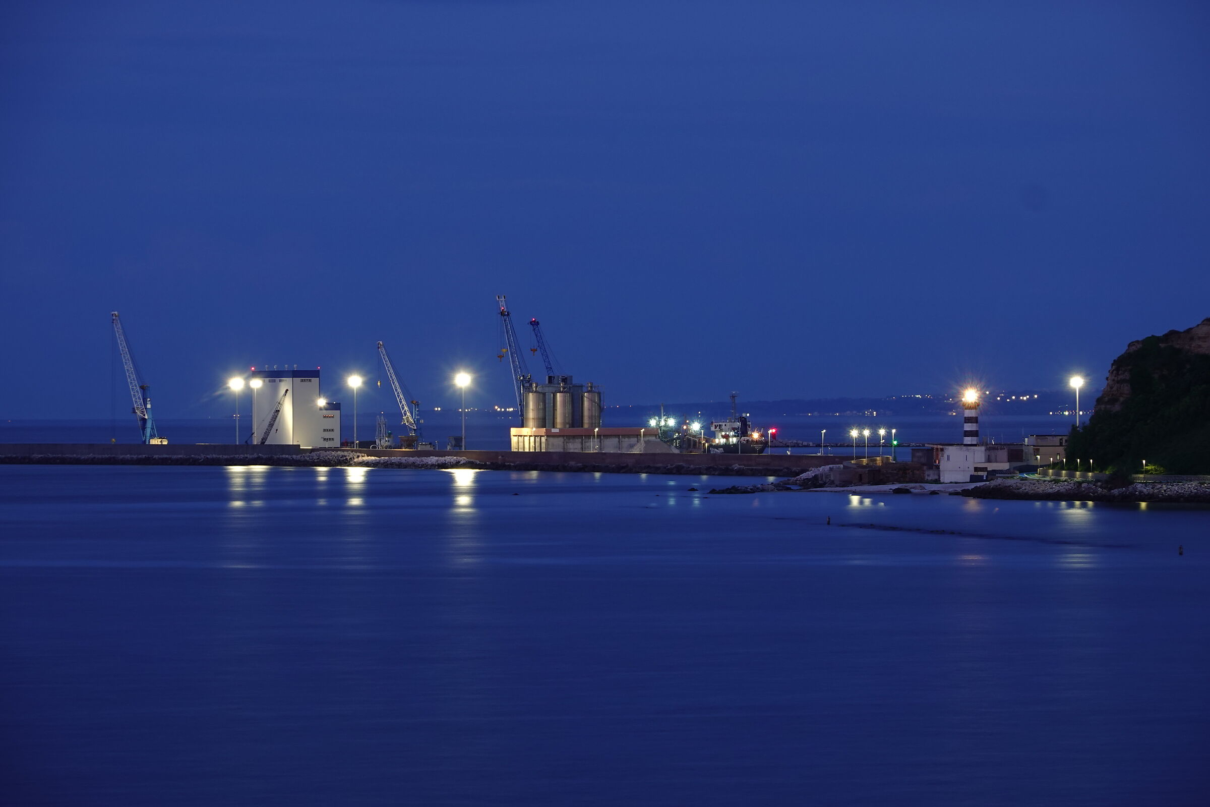 Ora blu sul porto di Ortona