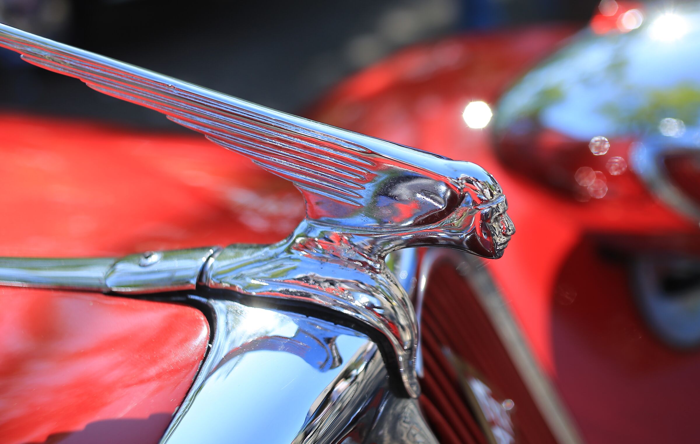 Una vecchia auto e un obiettivo d'epoca