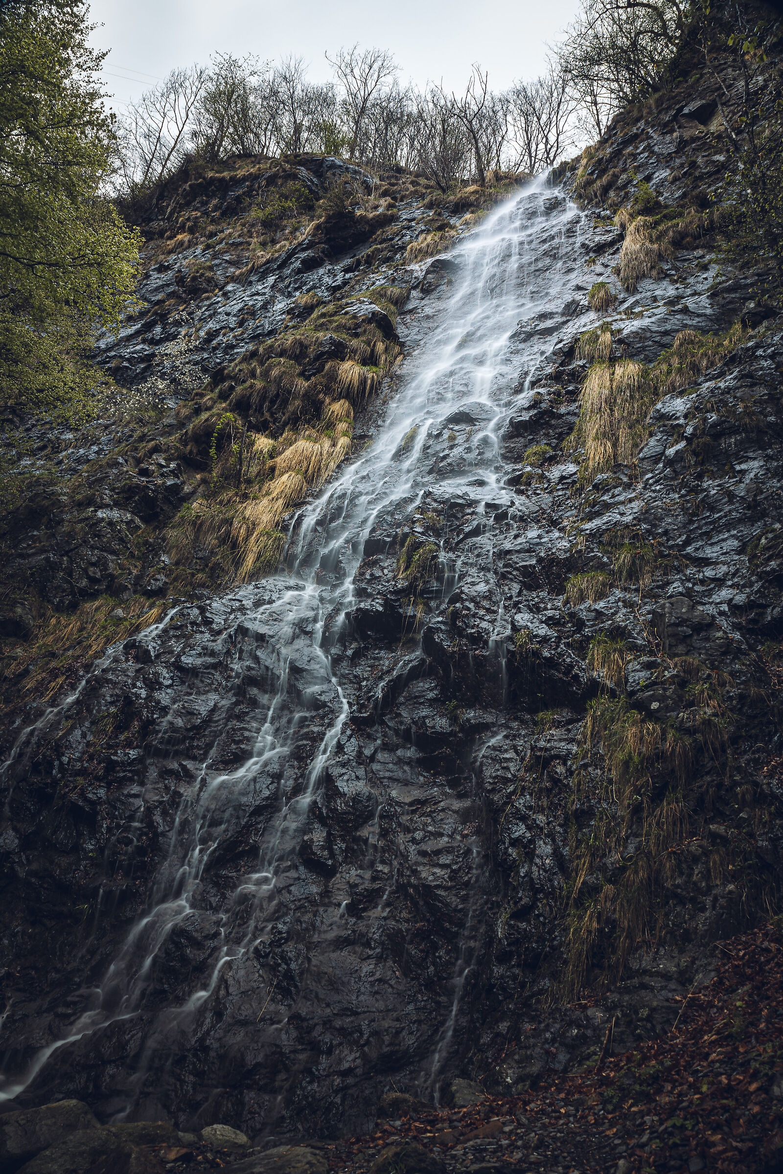 cascata nel buio