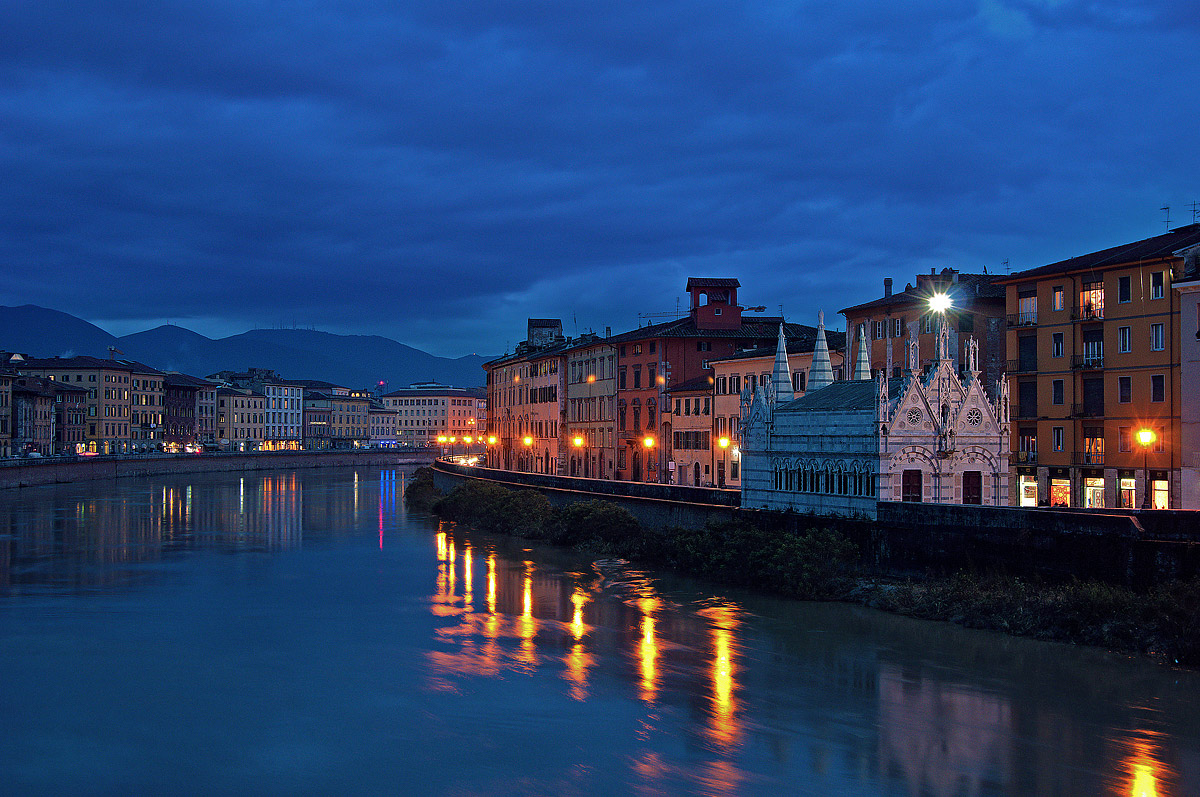 Pisa - La Chiesa della Spina all'ora blù