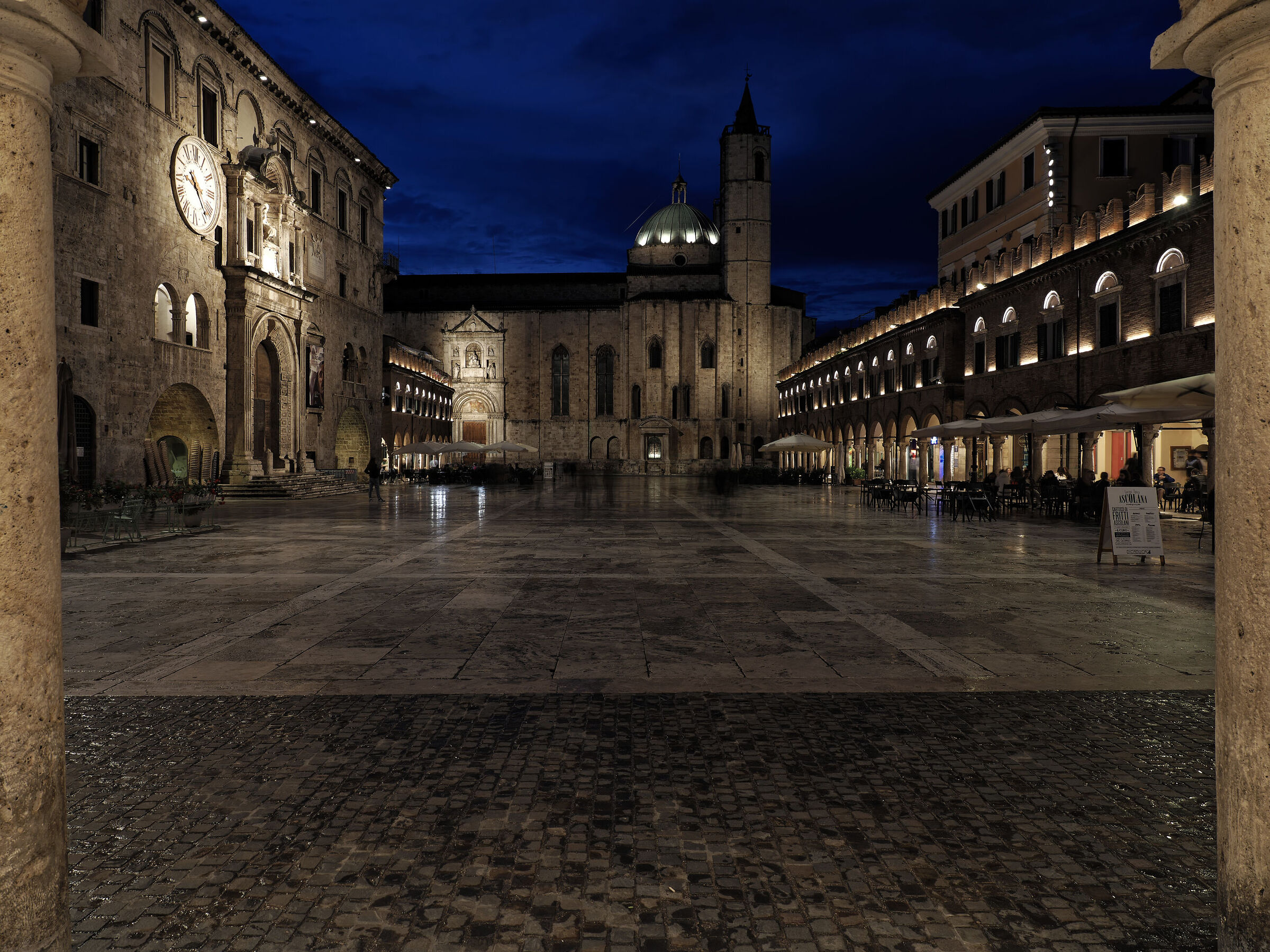 Piazza del Popolo in the darkness_ Ascoli Piceno