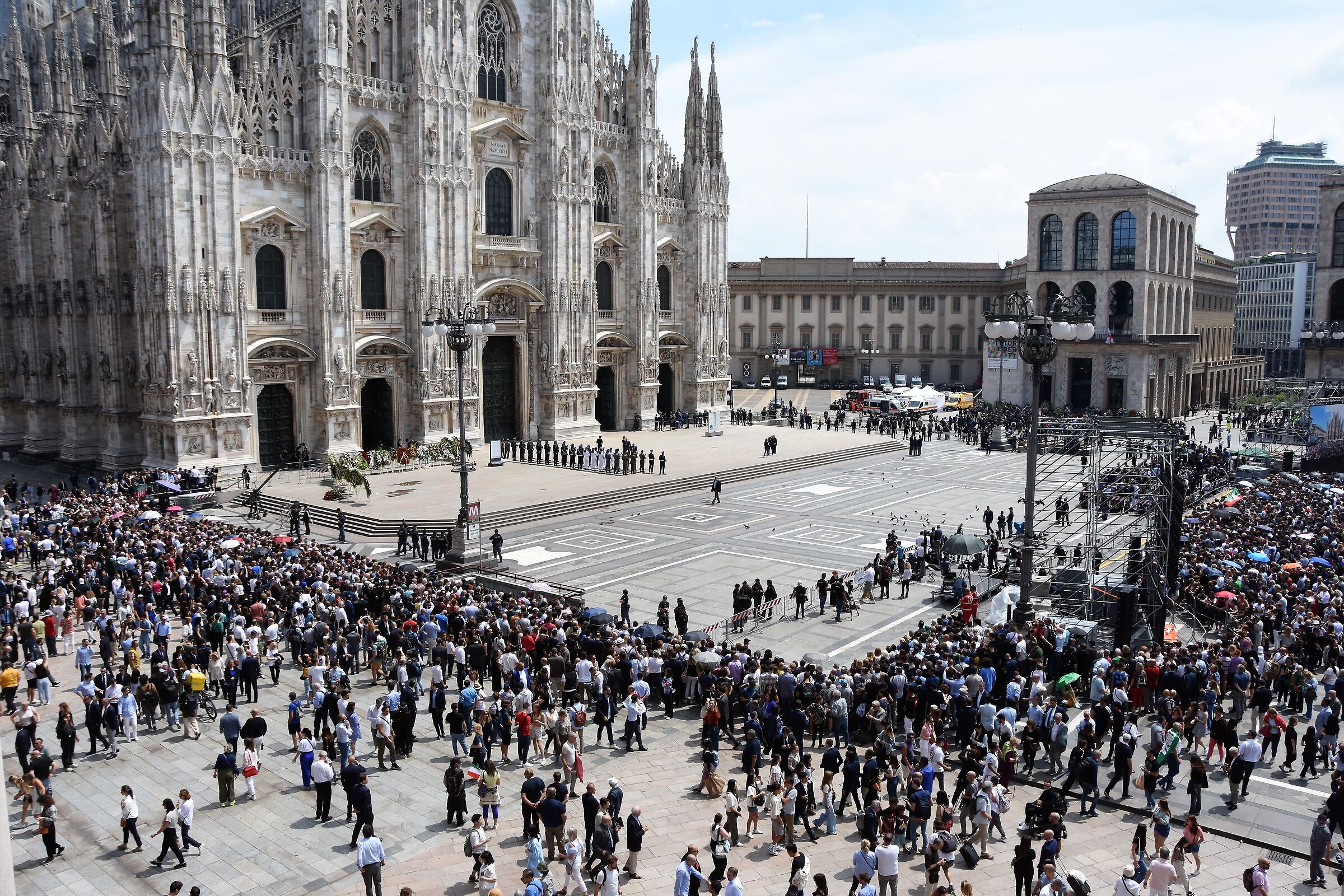 In attesa per l'ultimo saluto.