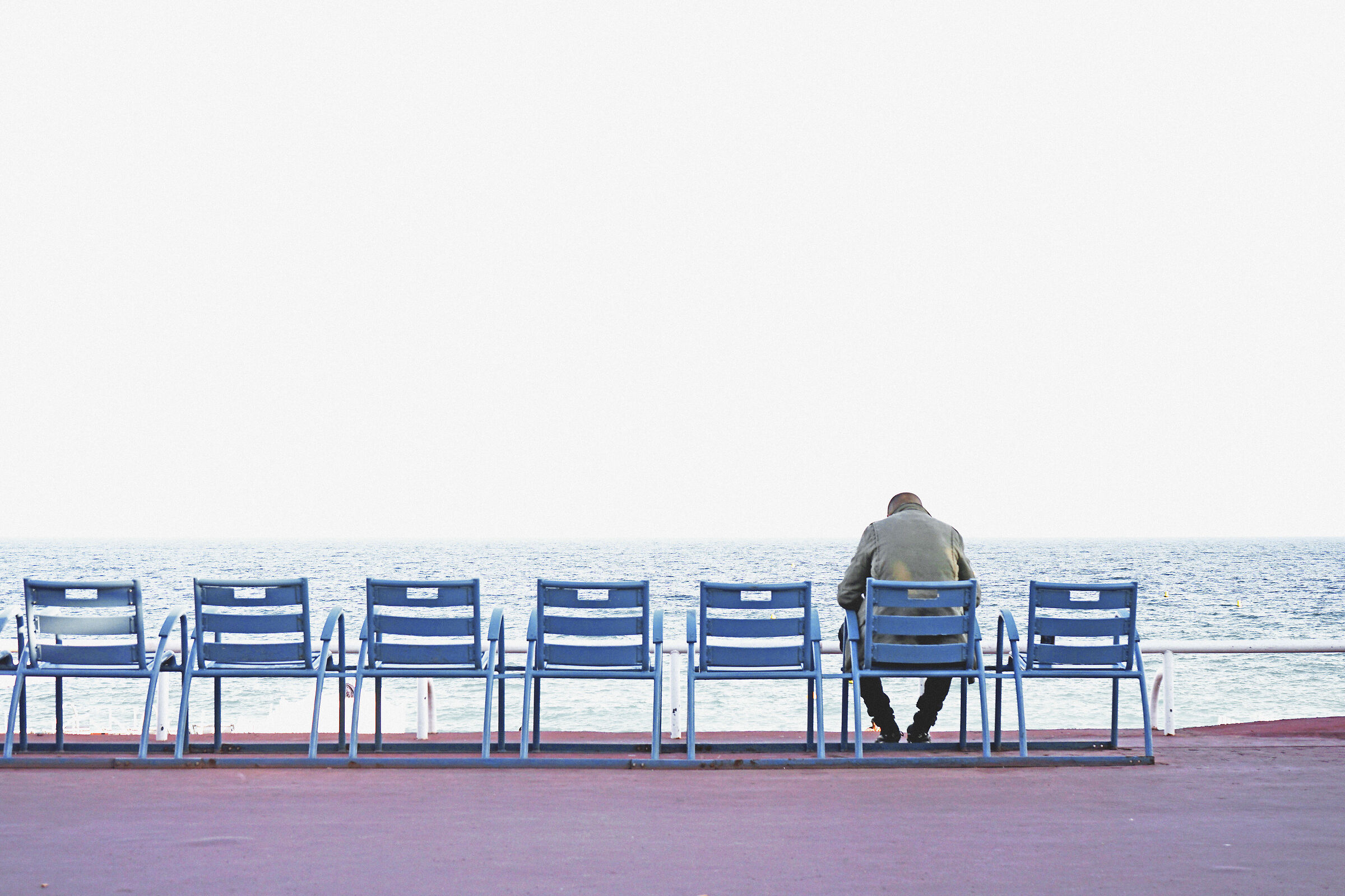 L'infinito davanti lo sguardo nel cellulare