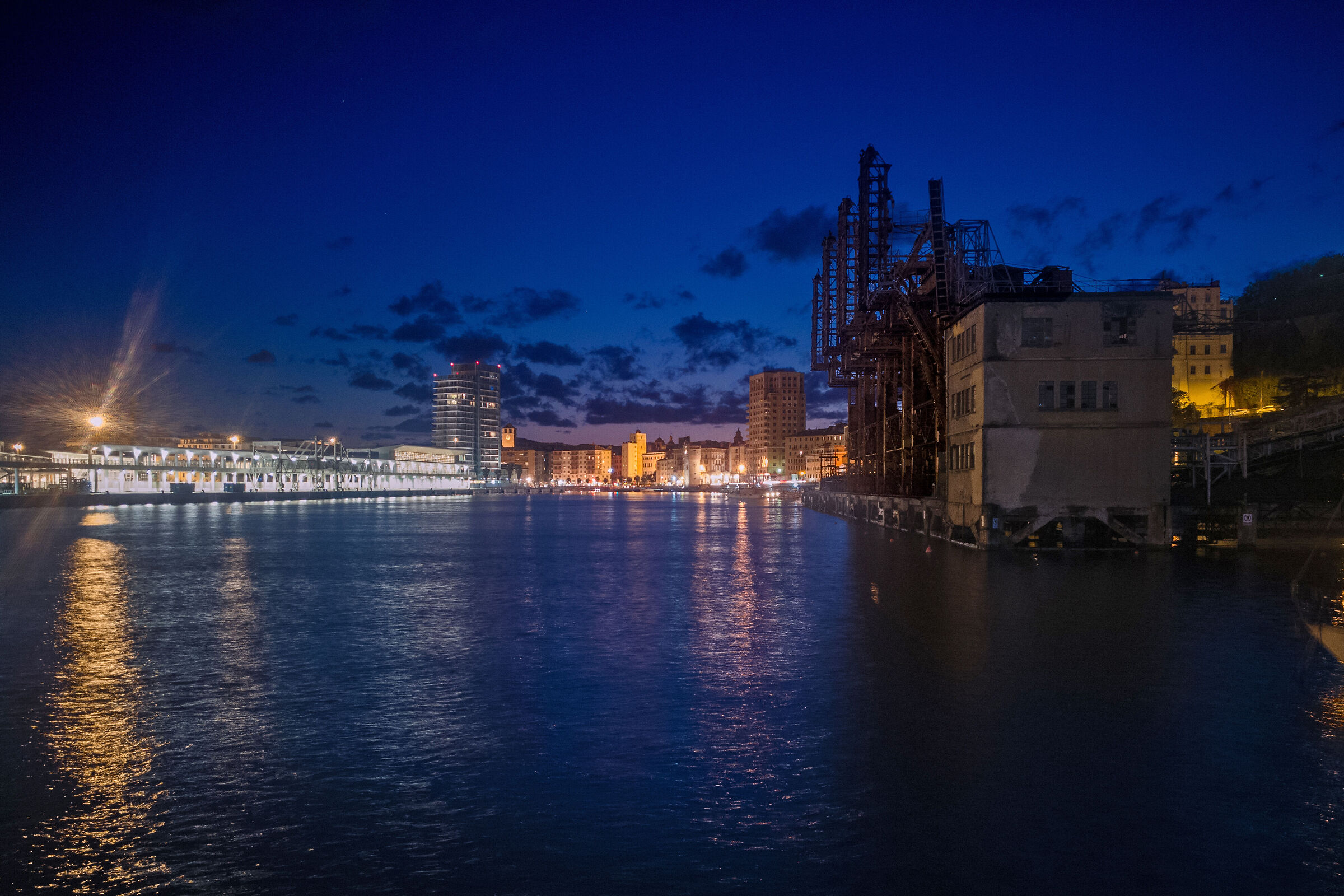 _ Savona l'ingresso al porto