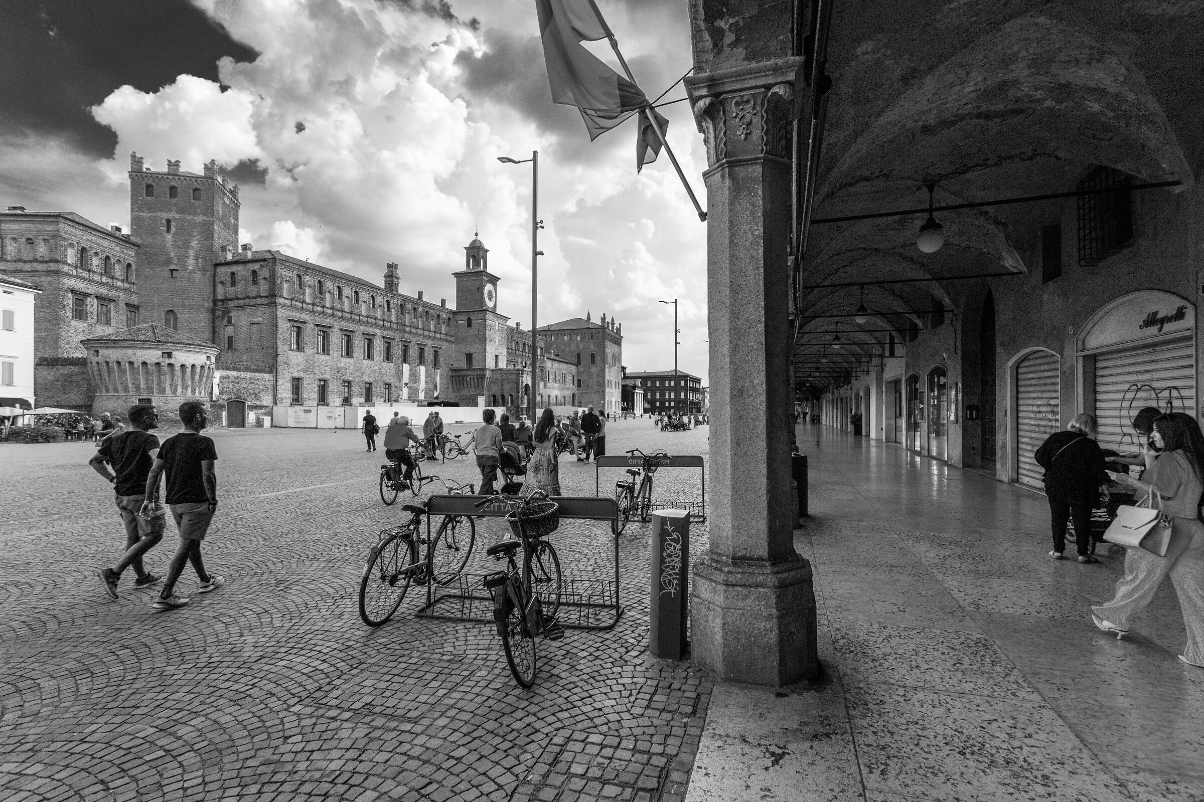 La piazza e il portico