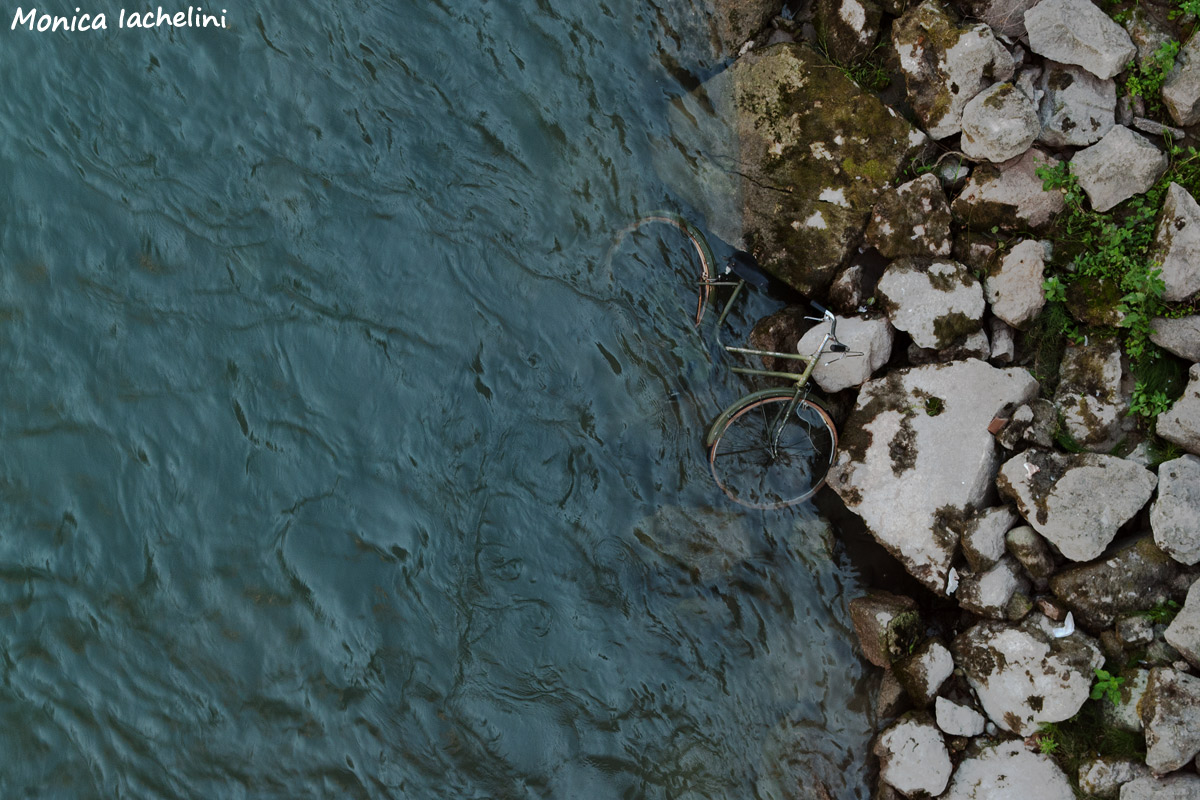 Abbandonata... nell'Adige