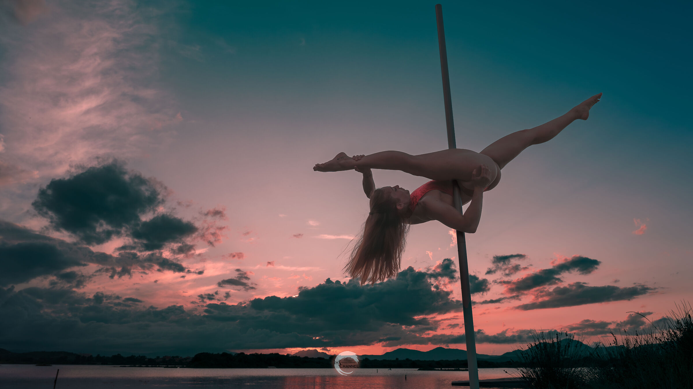 Arianna danza con grazia sul palo